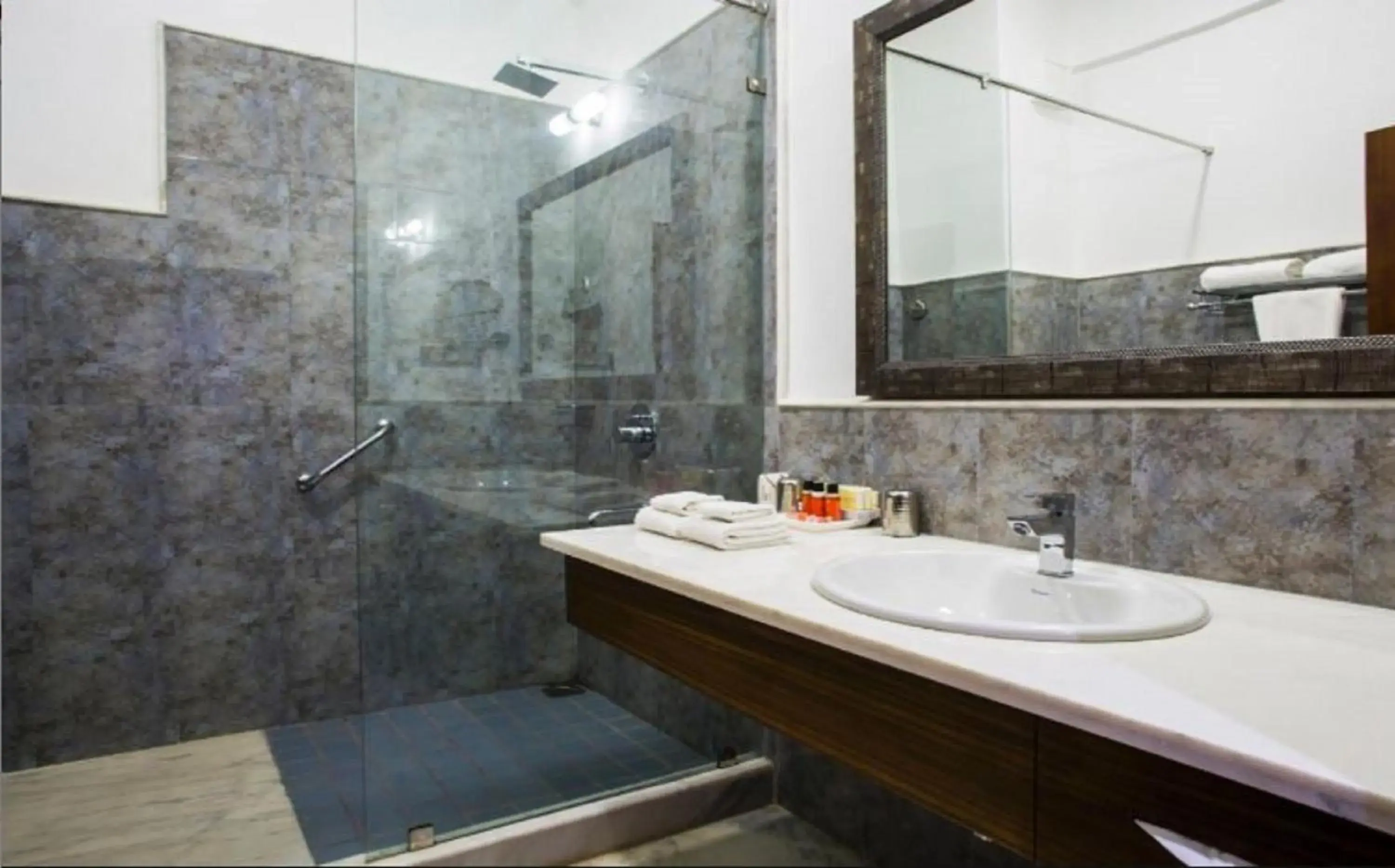 Bathroom in Fateh Niwas by Fateh Collection Bathroom in Fateh Niwas by Fateh Collection