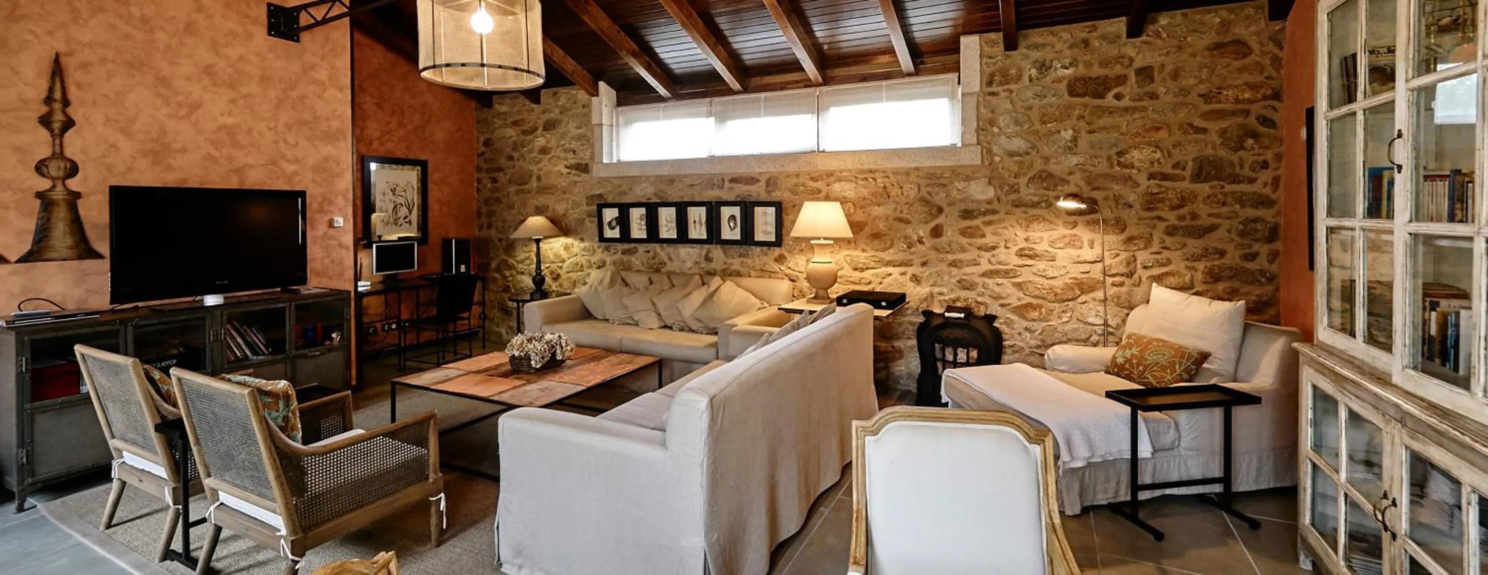 Communal lounge/ TV room in Hotel Rustico Lugar Do Cotariño