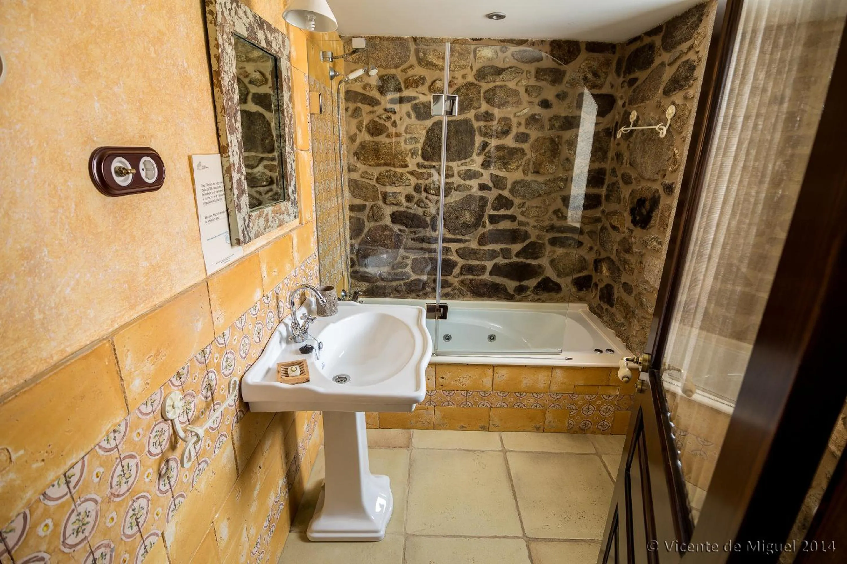 Bathroom in Hotel Rustico Lugar Do Cotariño