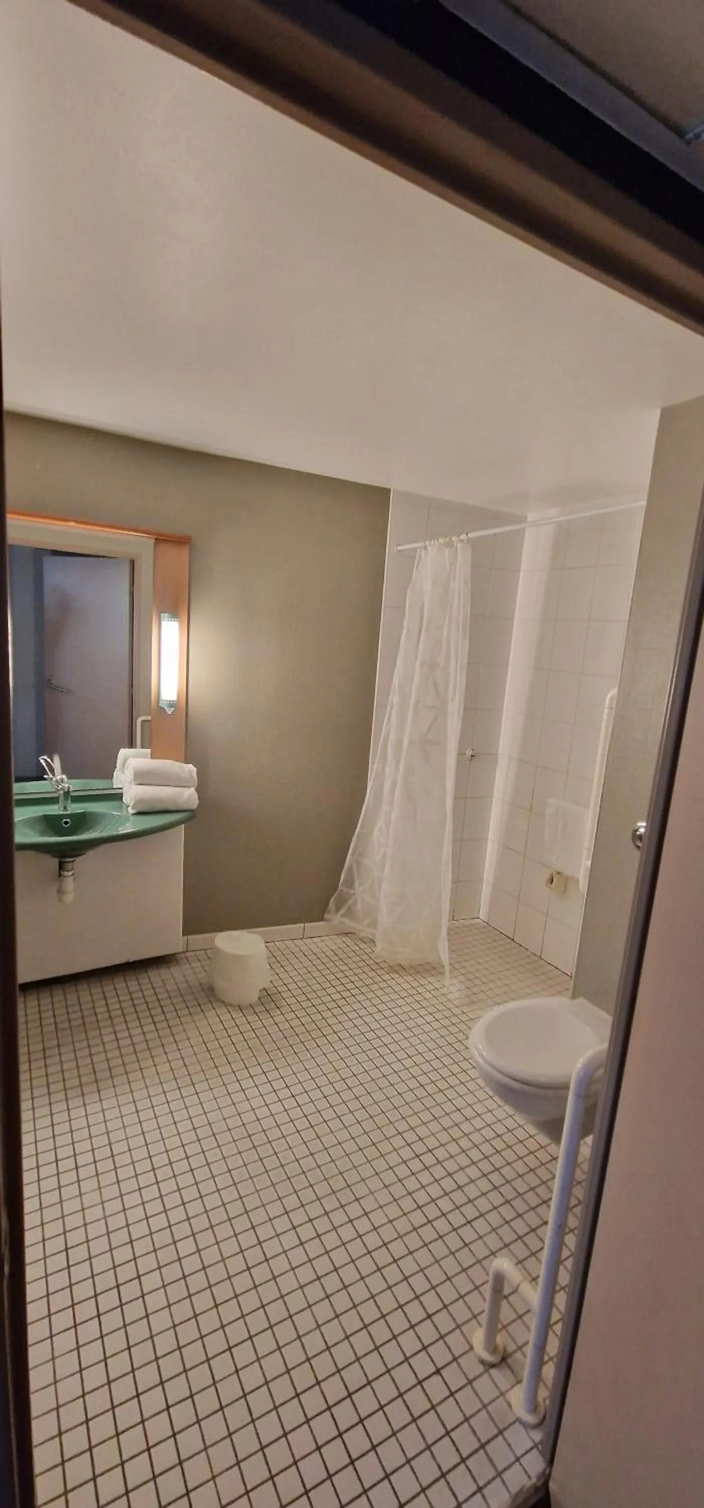 Shower in ibis Strasbourg Aéroport Le Zénith