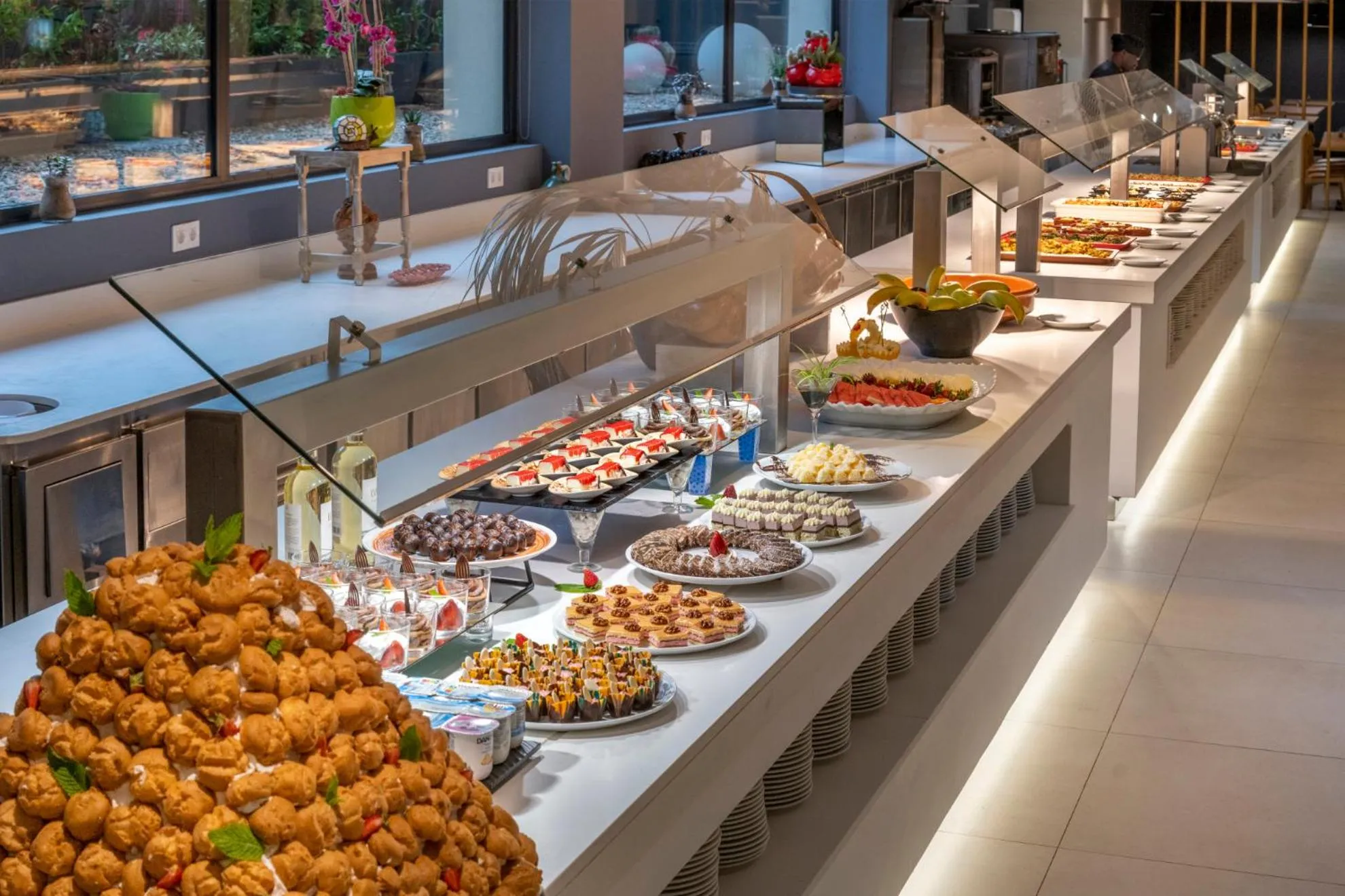 Restaurant/places to eat in Caprici Beach Hotel & Spa