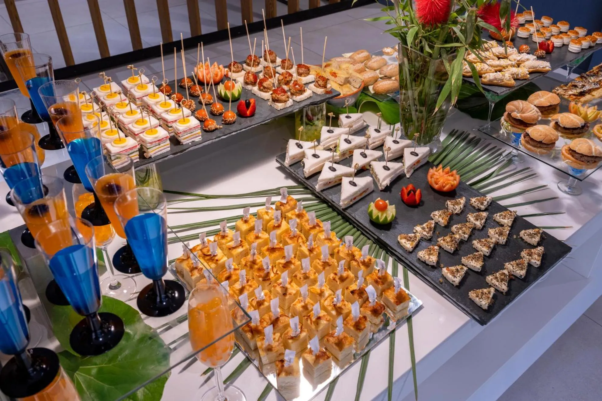 Restaurant/places to eat in Caprici Beach Hotel & Spa