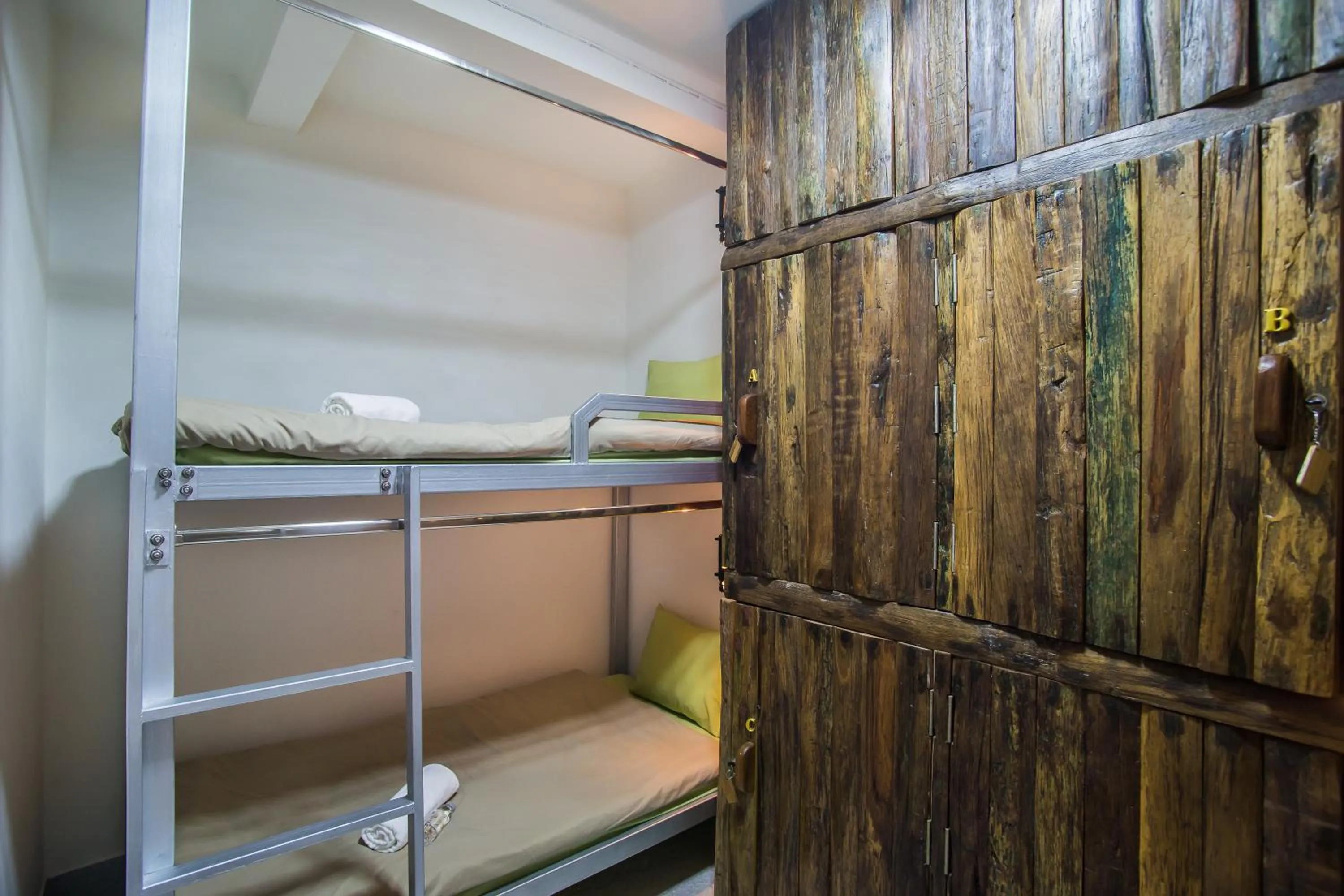 bunk bed, Bed in Banthat Thong Hostel