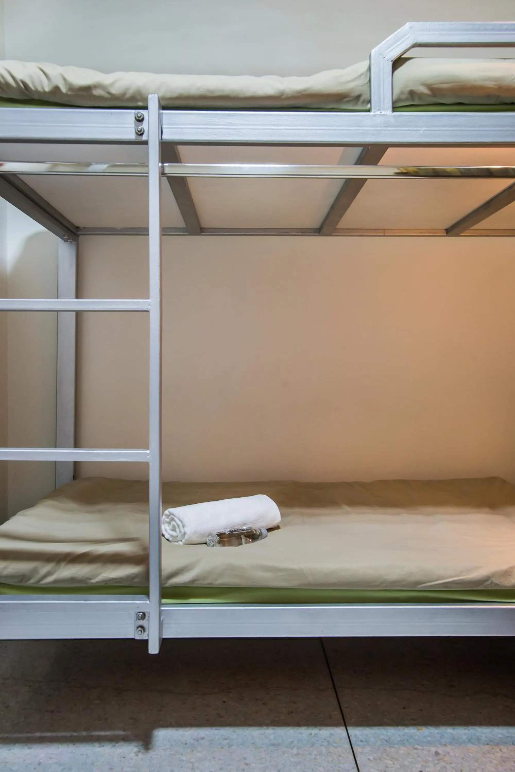 bunk bed, Bed in Banthat Thong Hostel