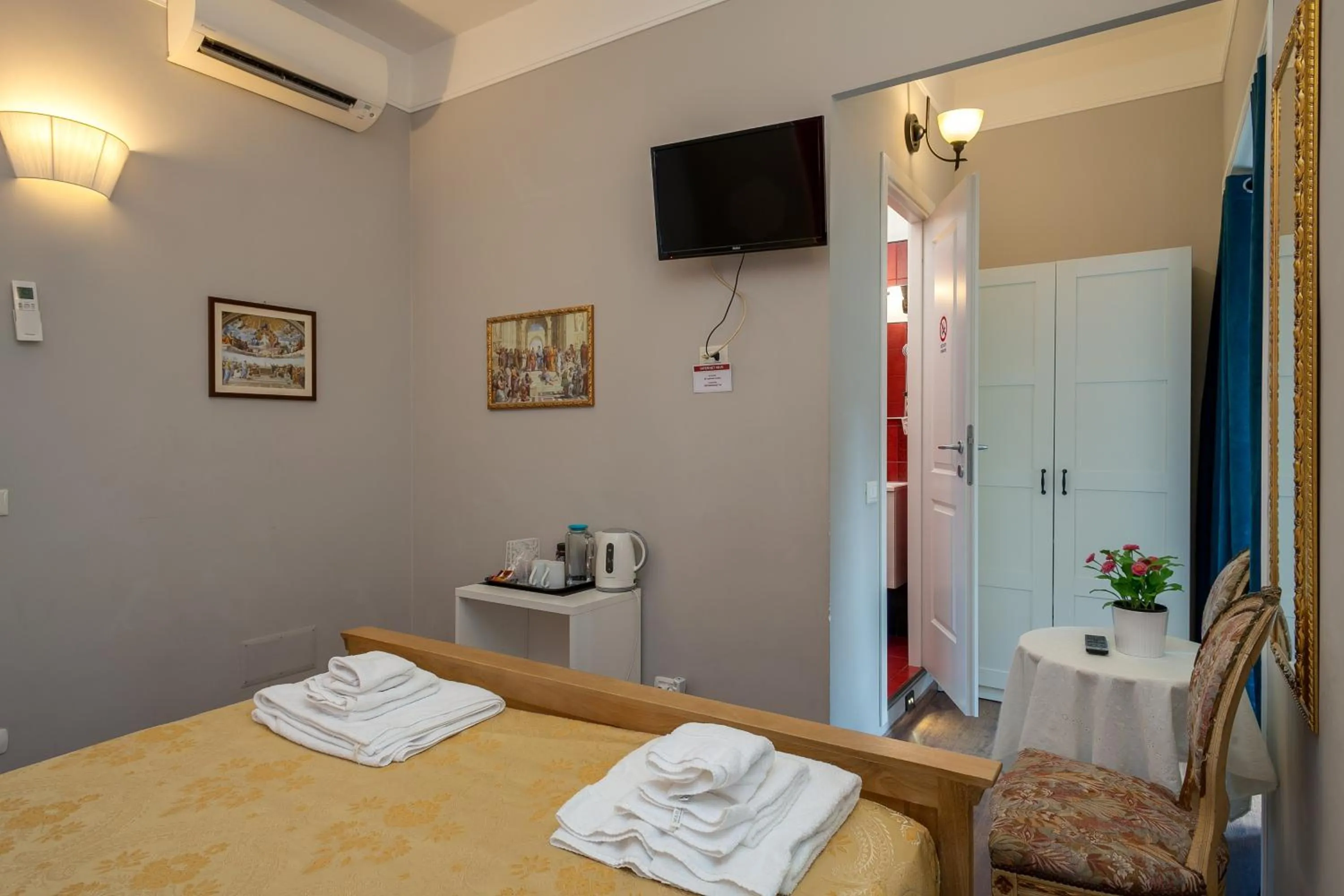 Photo of the whole room, Bed in Raphael Rooms