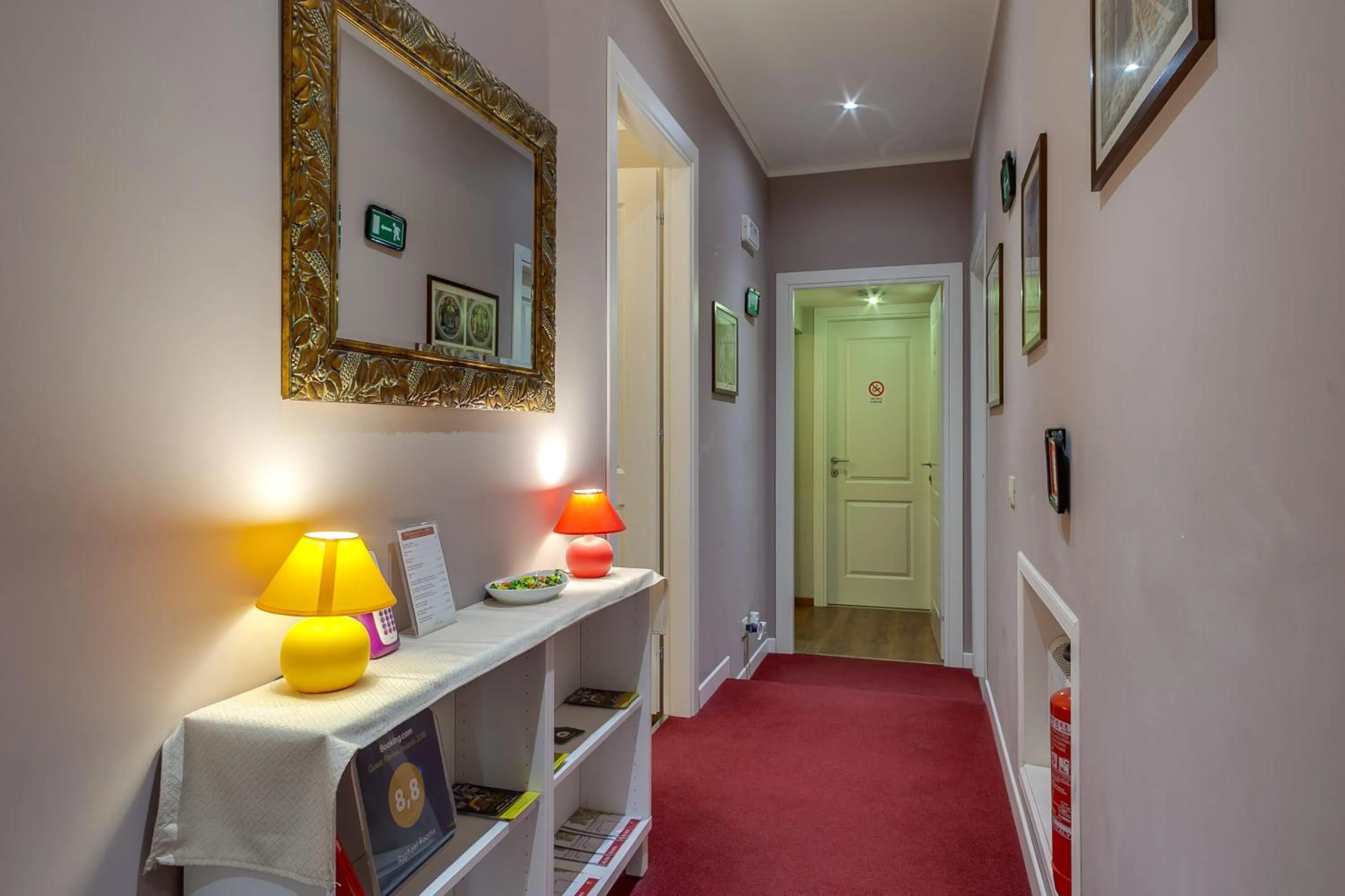 Lobby or reception, Bed in Raphael Rooms