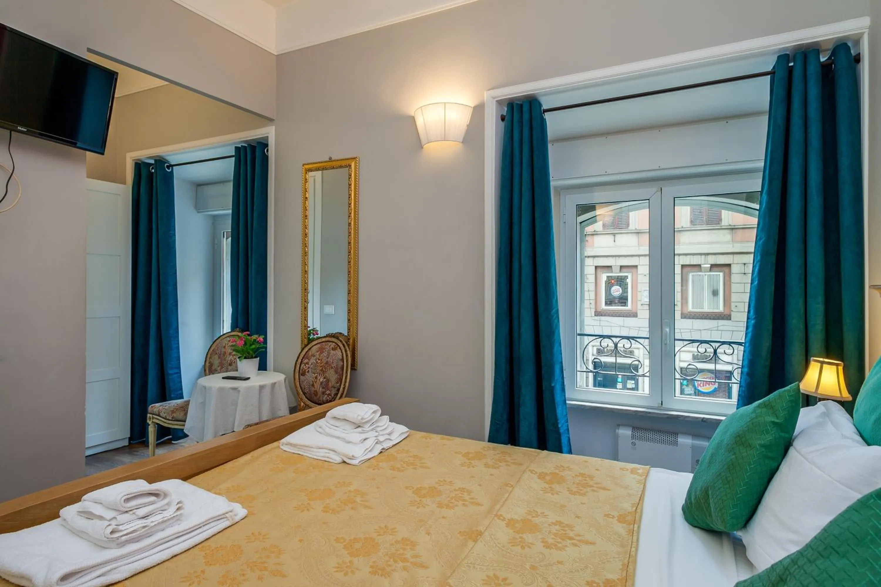 Photo of the whole room, Bed in Raphael Rooms