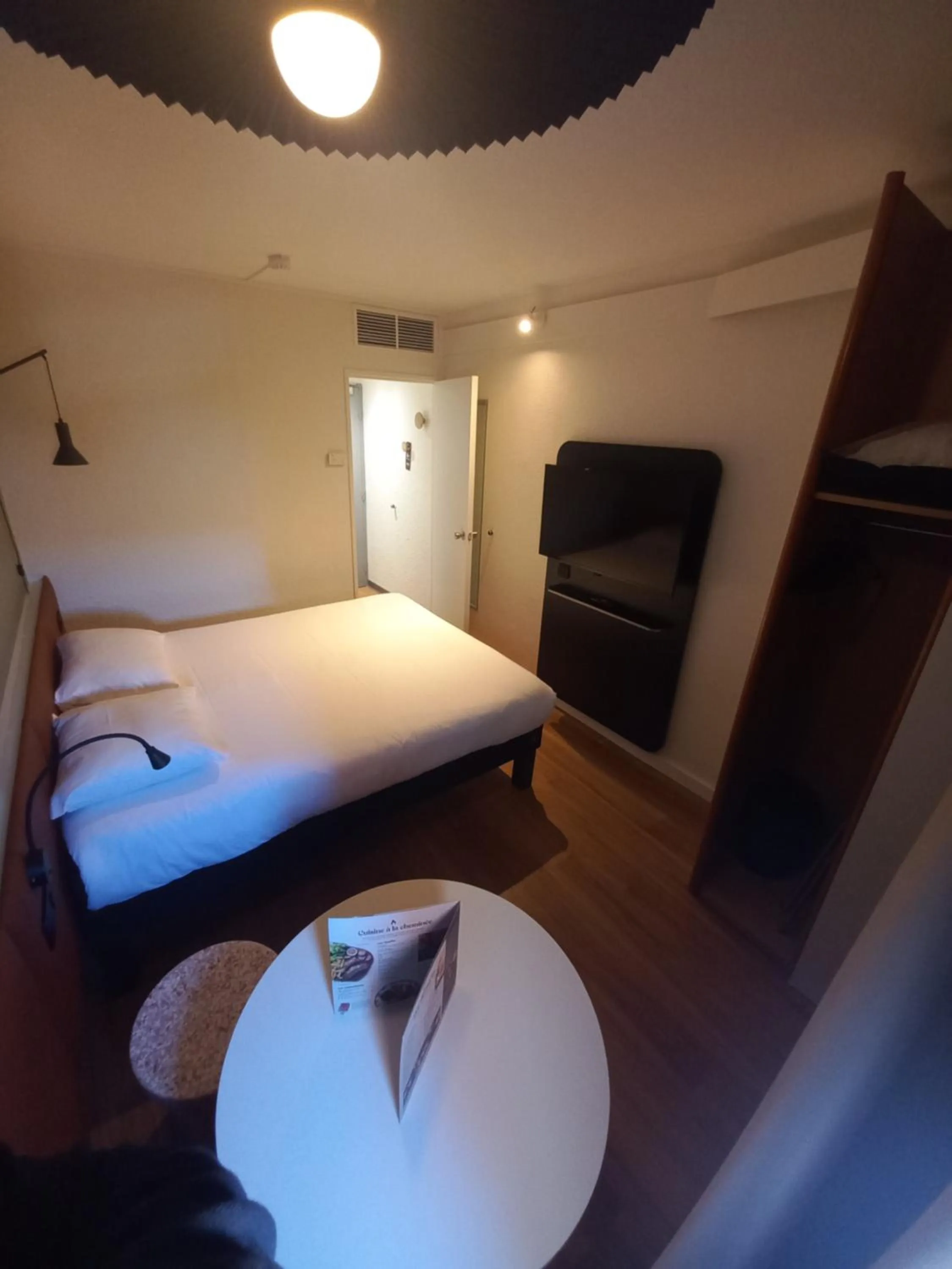 Bed in ibis Orange Centre Echangeur A7 A9