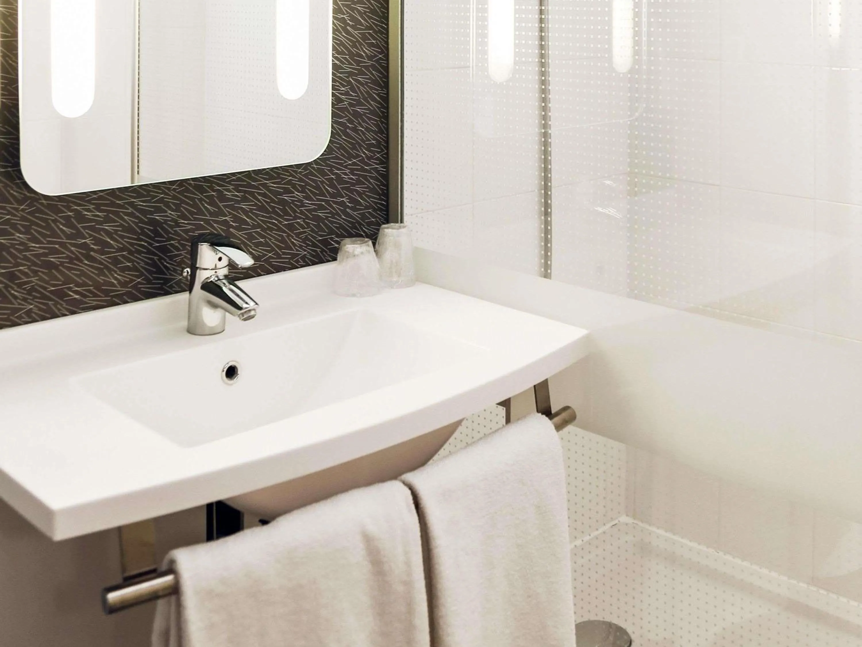 Bedroom in ibis Orange Centre