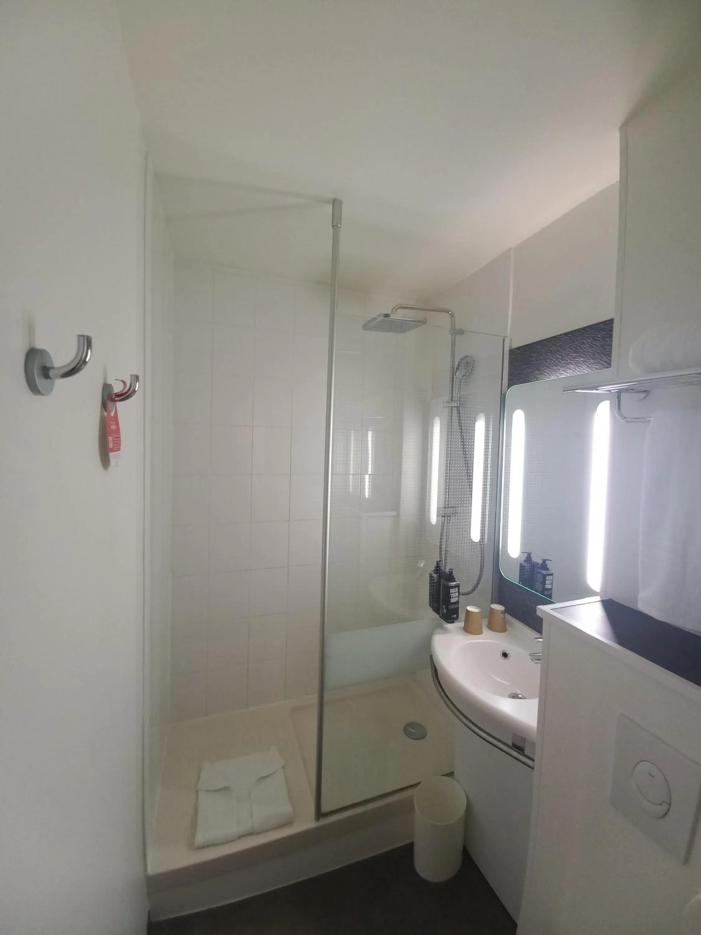 Shower in ibis Orange Centre Echangeur A7 A9