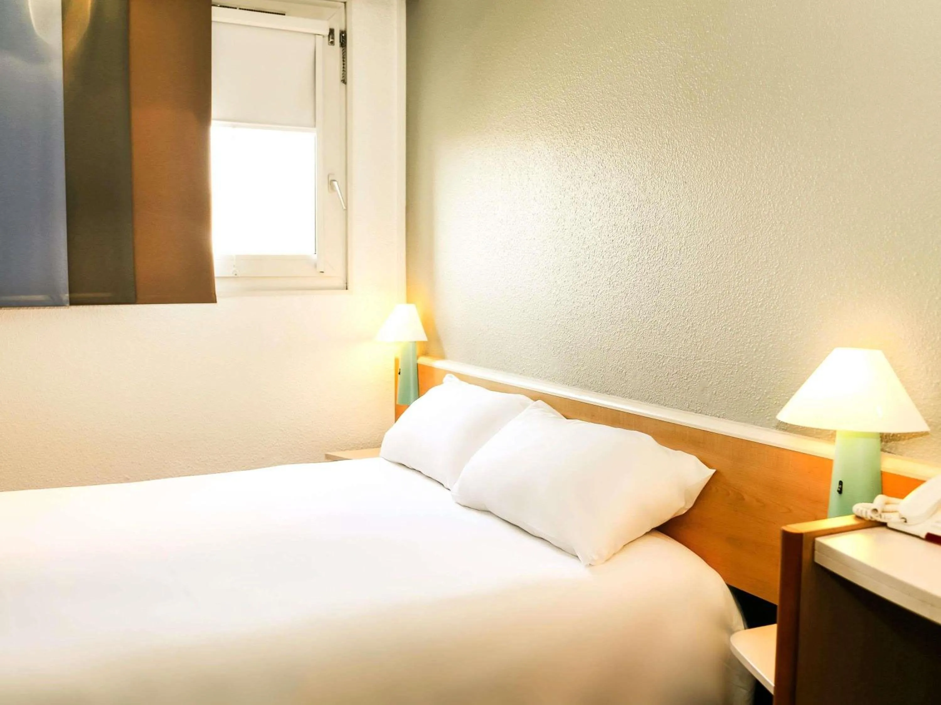 Bedroom, Bed in ibis Orange Centre