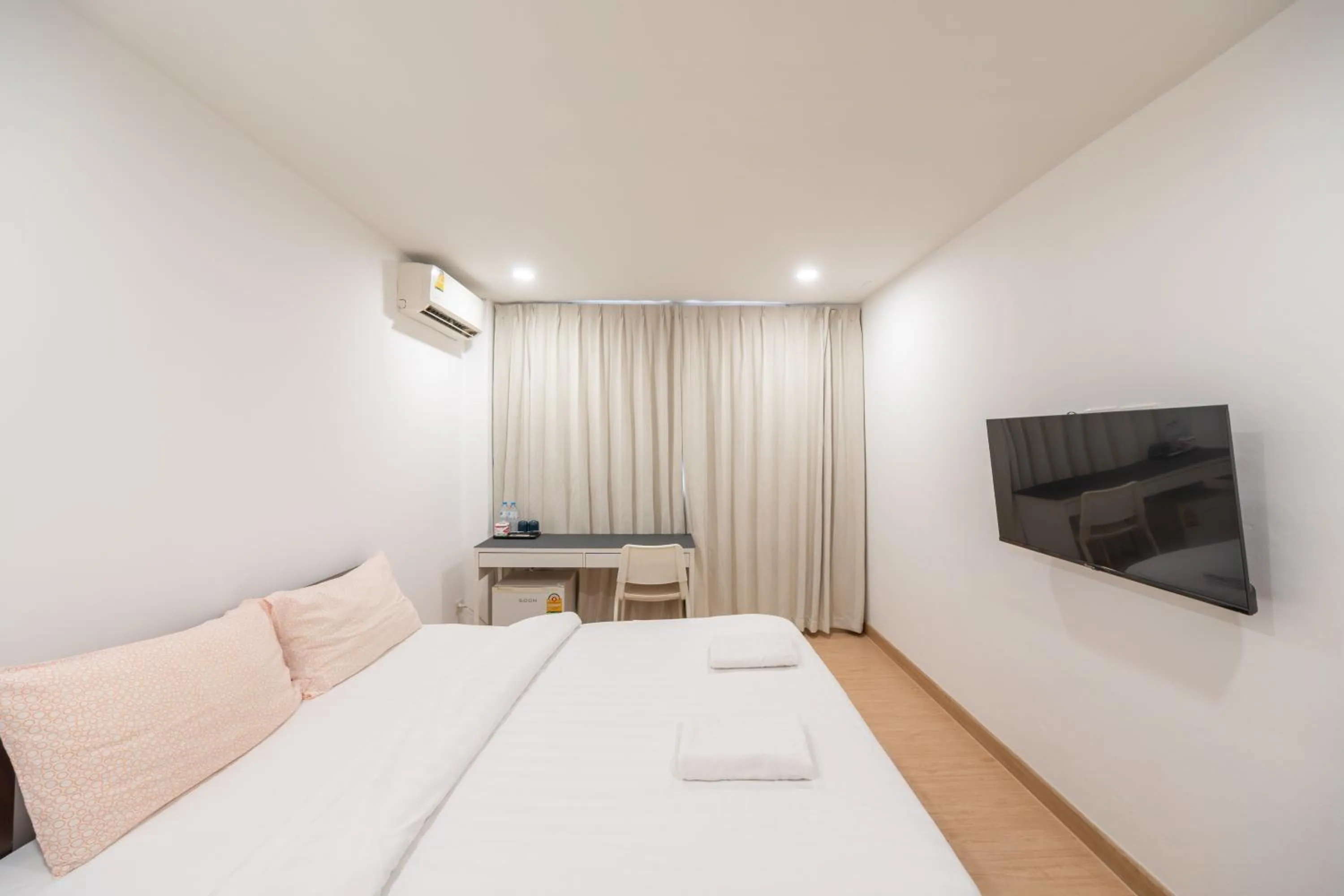 Photo of the whole room, Bed in We Inn