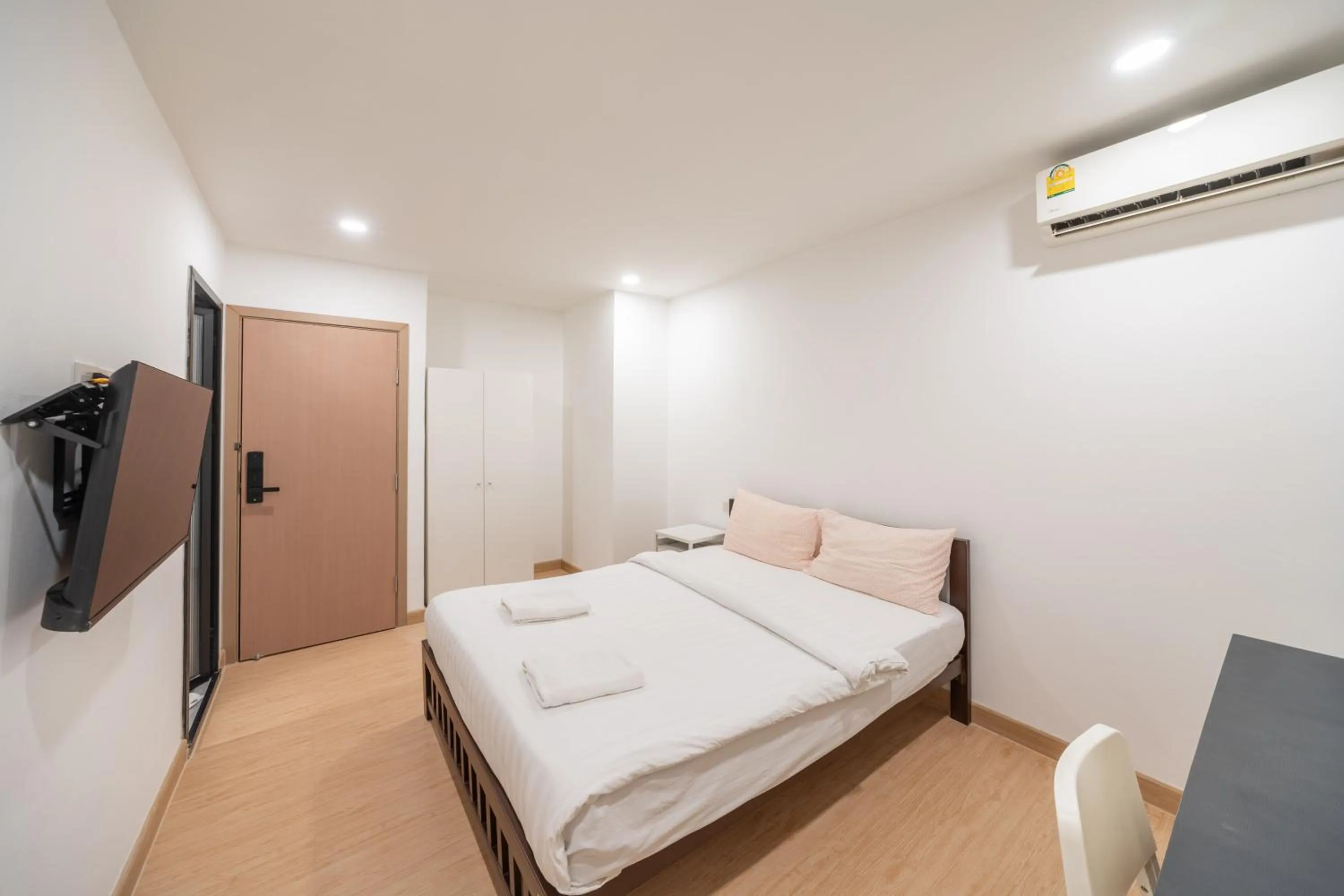 Photo of the whole room, Bed in We Inn