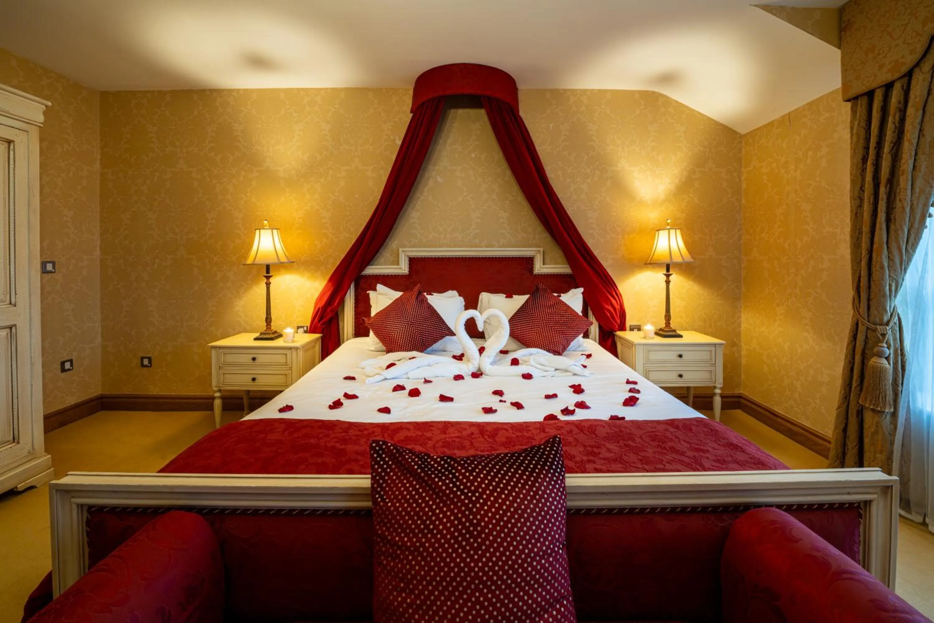 Bed in Kettles Country House Hotel