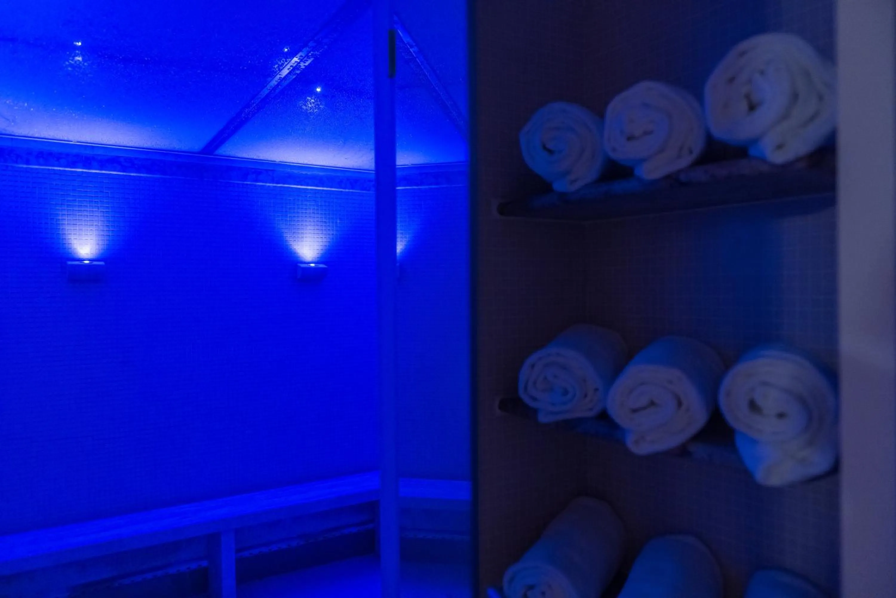 Steam room in Santa Barbara Hotel