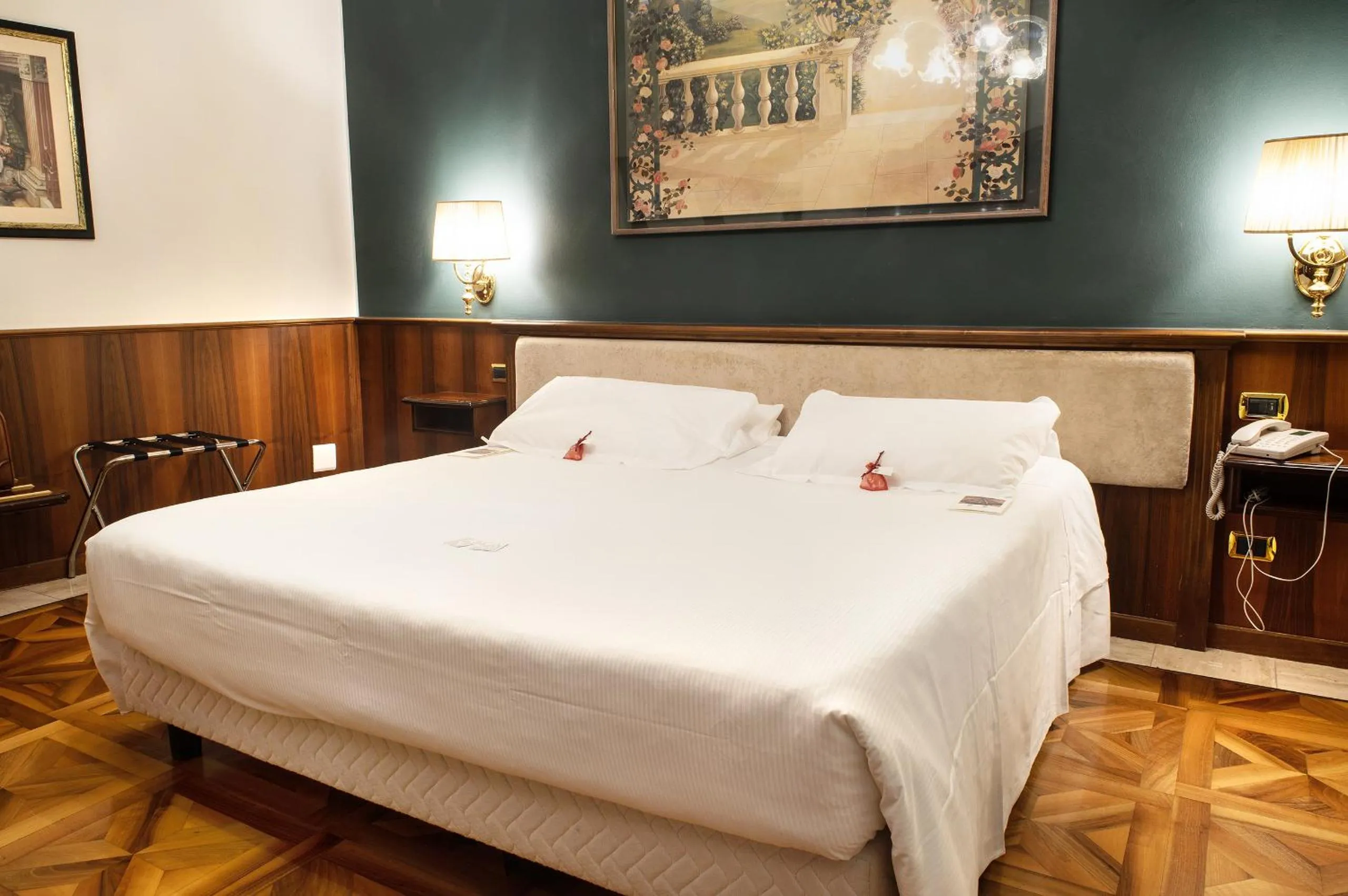 Bedroom, Bed in Santa Barbara Hotel