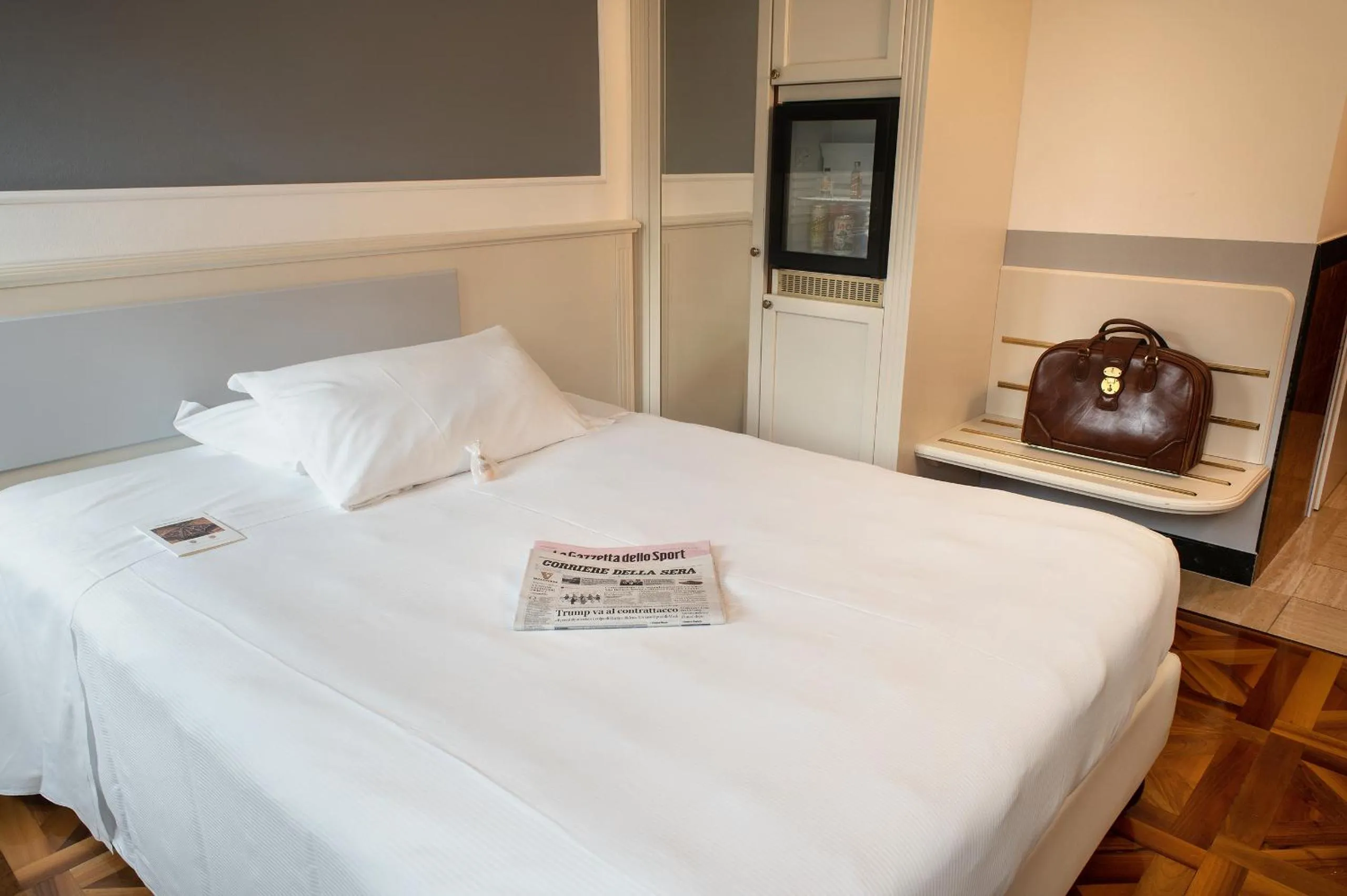 Bedroom, Bed in Santa Barbara Hotel