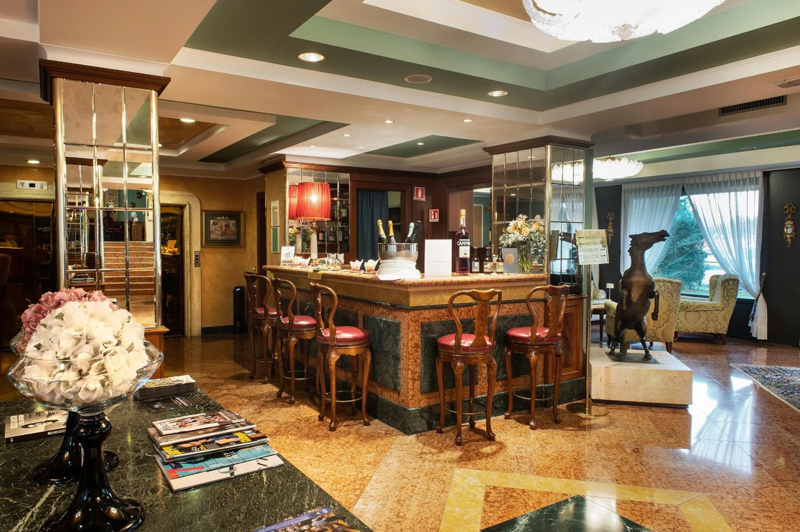 Lounge or bar in Santa Barbara Hotel