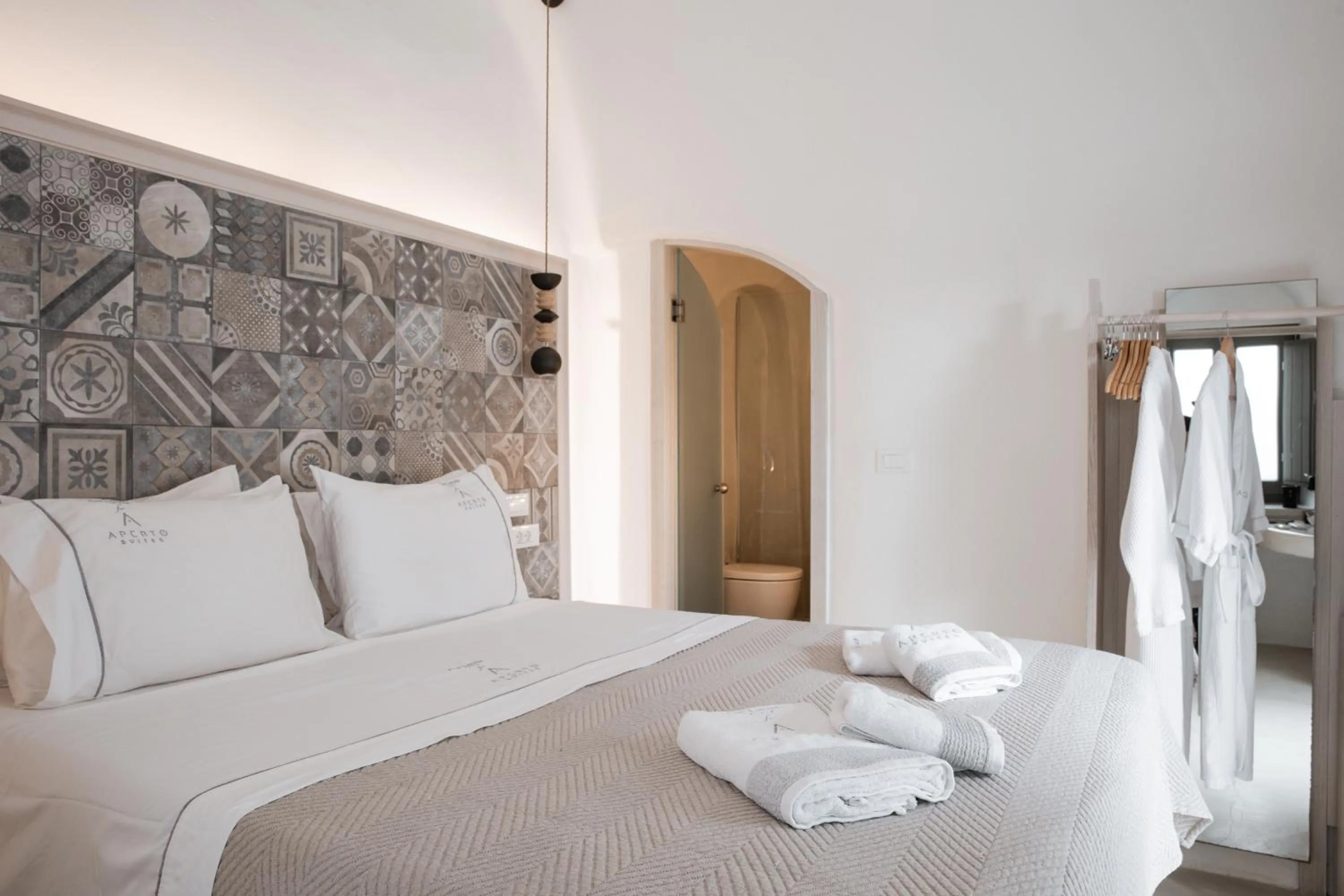 Photo of the whole room, Bed in Aperto Suites - Adults Only