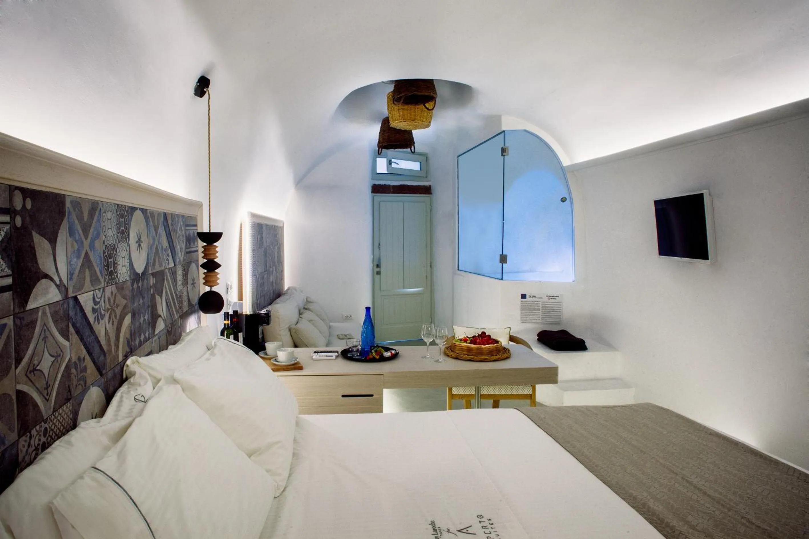 Living room, Bed in Aperto Suites - Adults Only