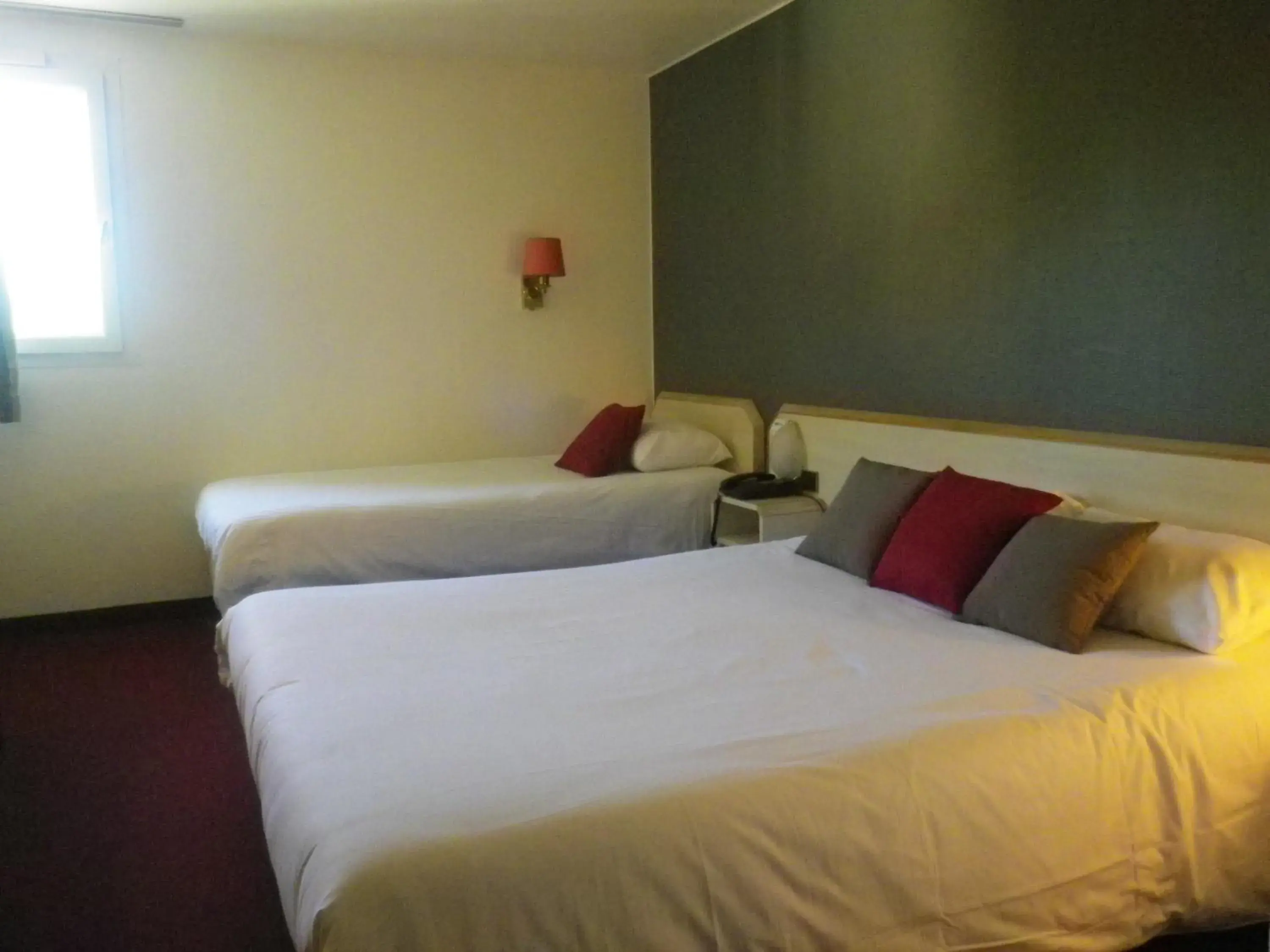 Triple Room in Hotel Amys Voreppe Triple Room in Hotel Amys Voreppe