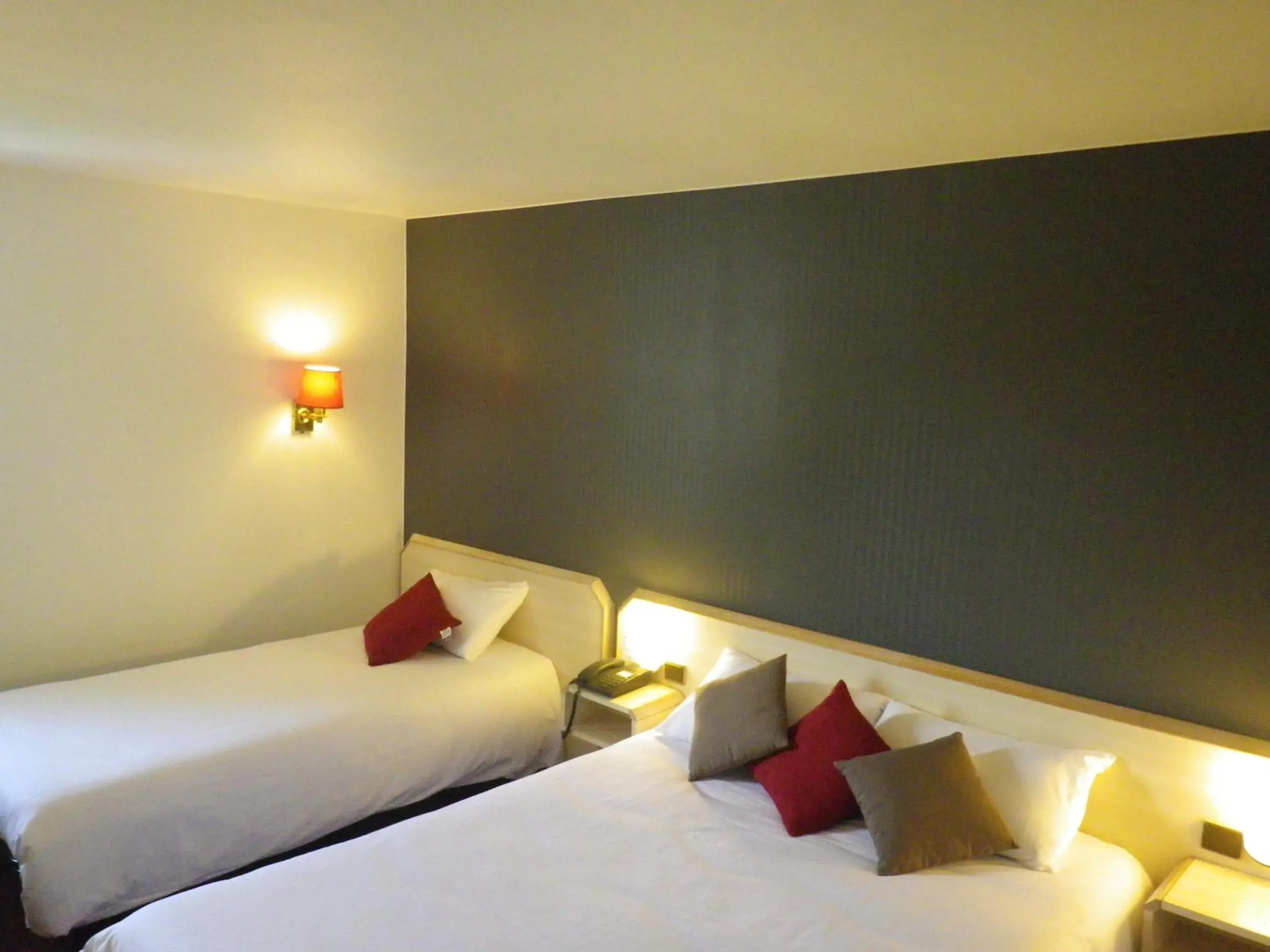 Connecting Room (5 adults) in Hotel Amys Voreppe Connecting Room (5 adults) in Hotel Amys Voreppe