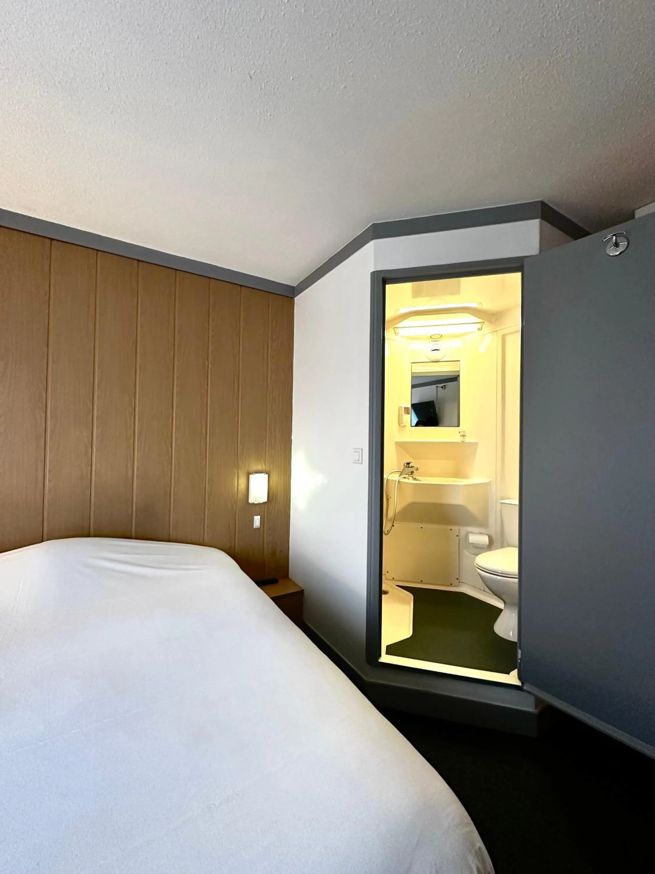 Bathroom, Bed in Fasthotel Laval