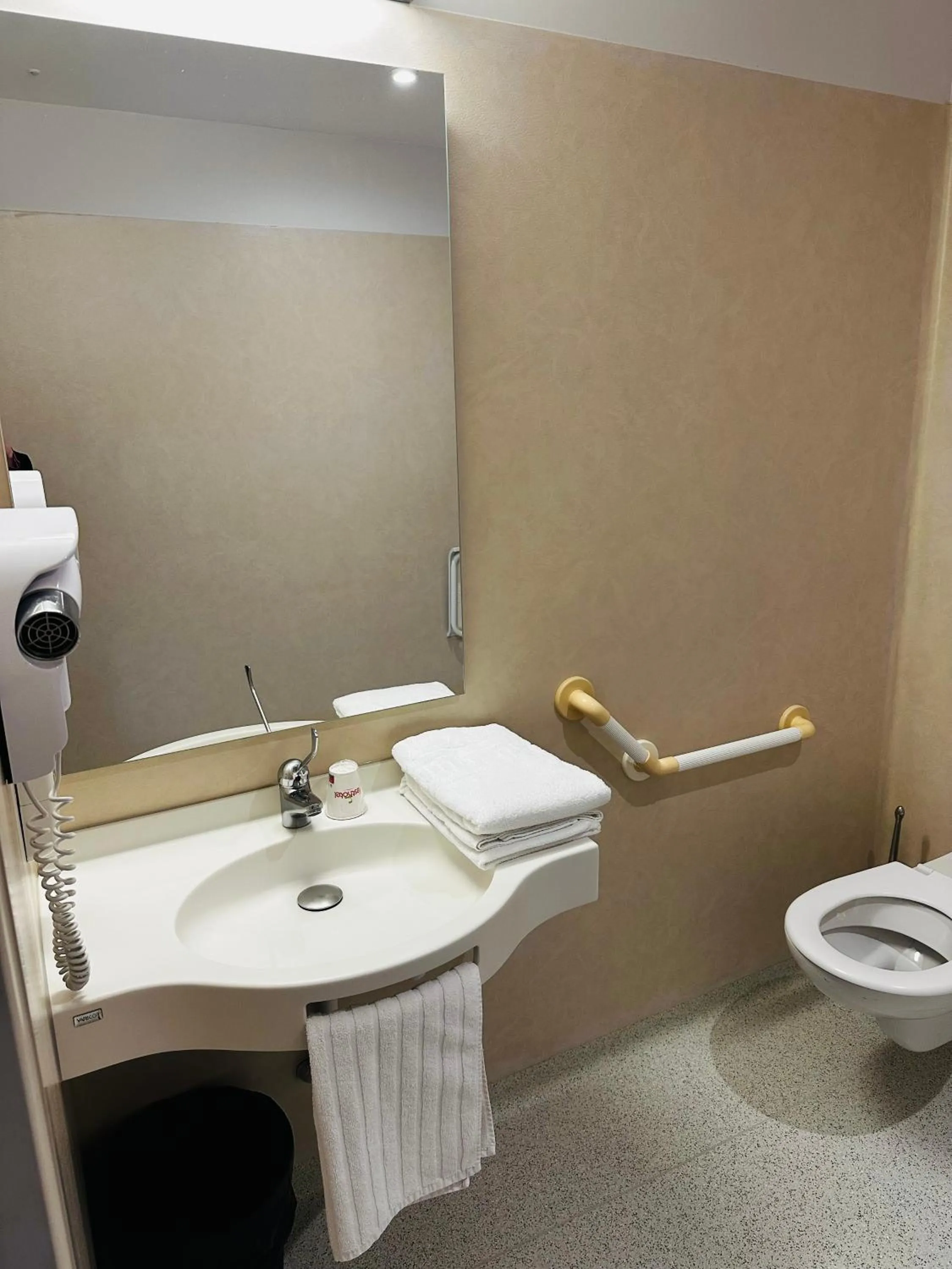 Toilet in Fasthotel Laval