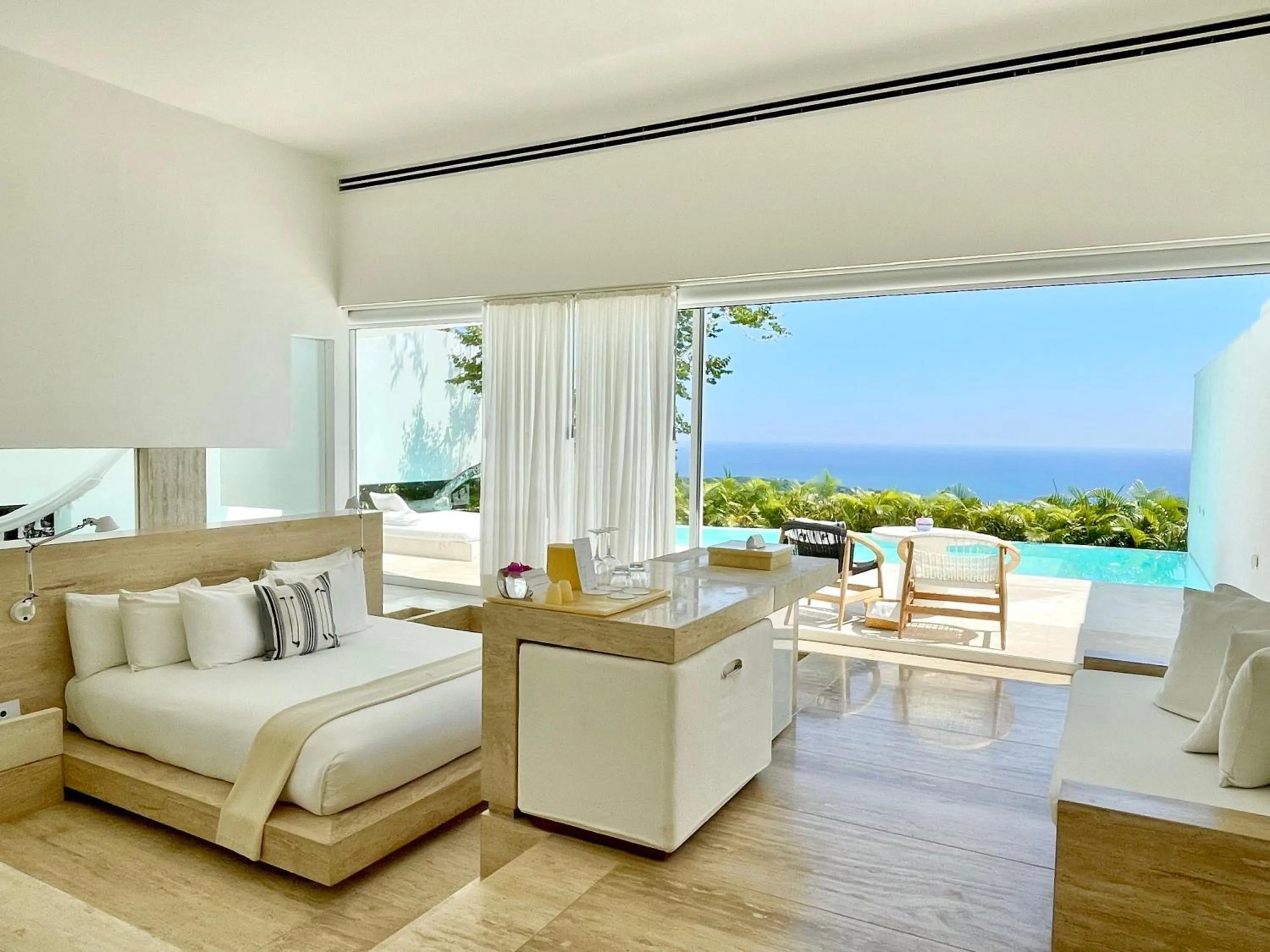 Photo of the whole room in Encanto Acapulco