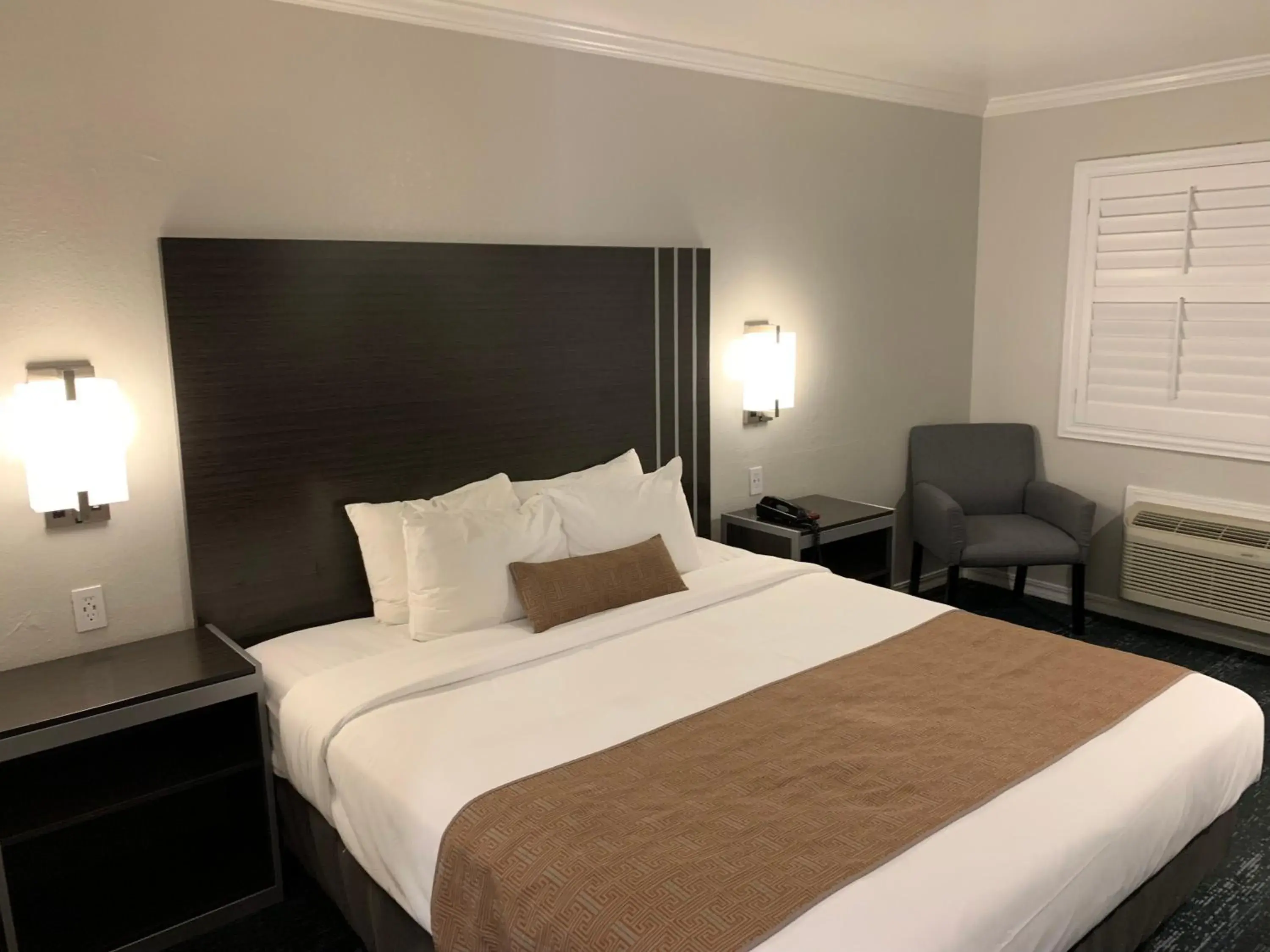 Bedroom, Bed in Sand Castle Inn Bedroom, Bed in Sand Castle Inn