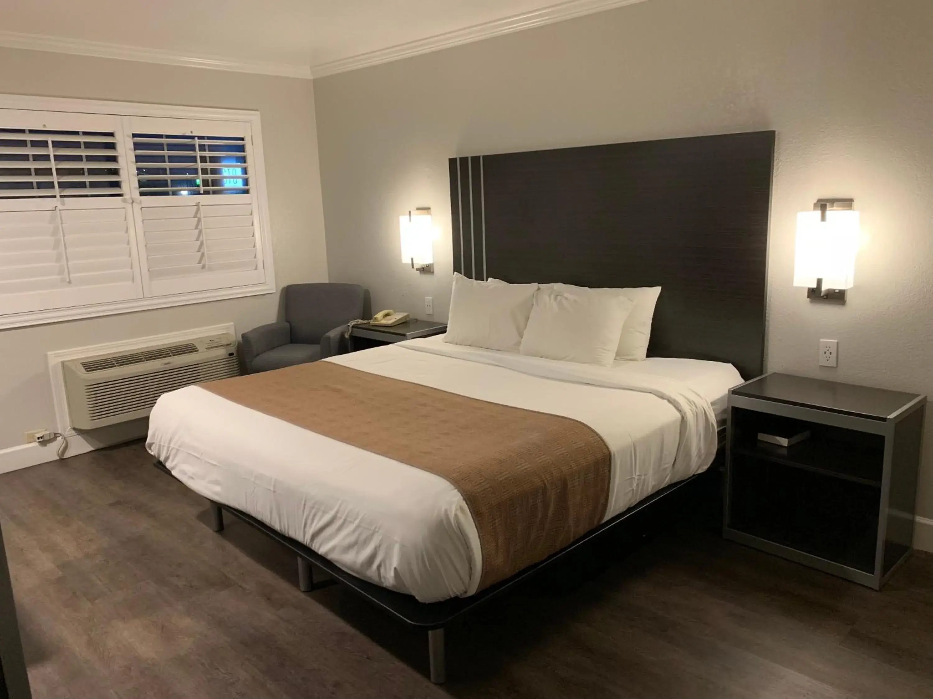 Bedroom, Bed in Sand Castle Inn Bedroom, Bed in Sand Castle Inn