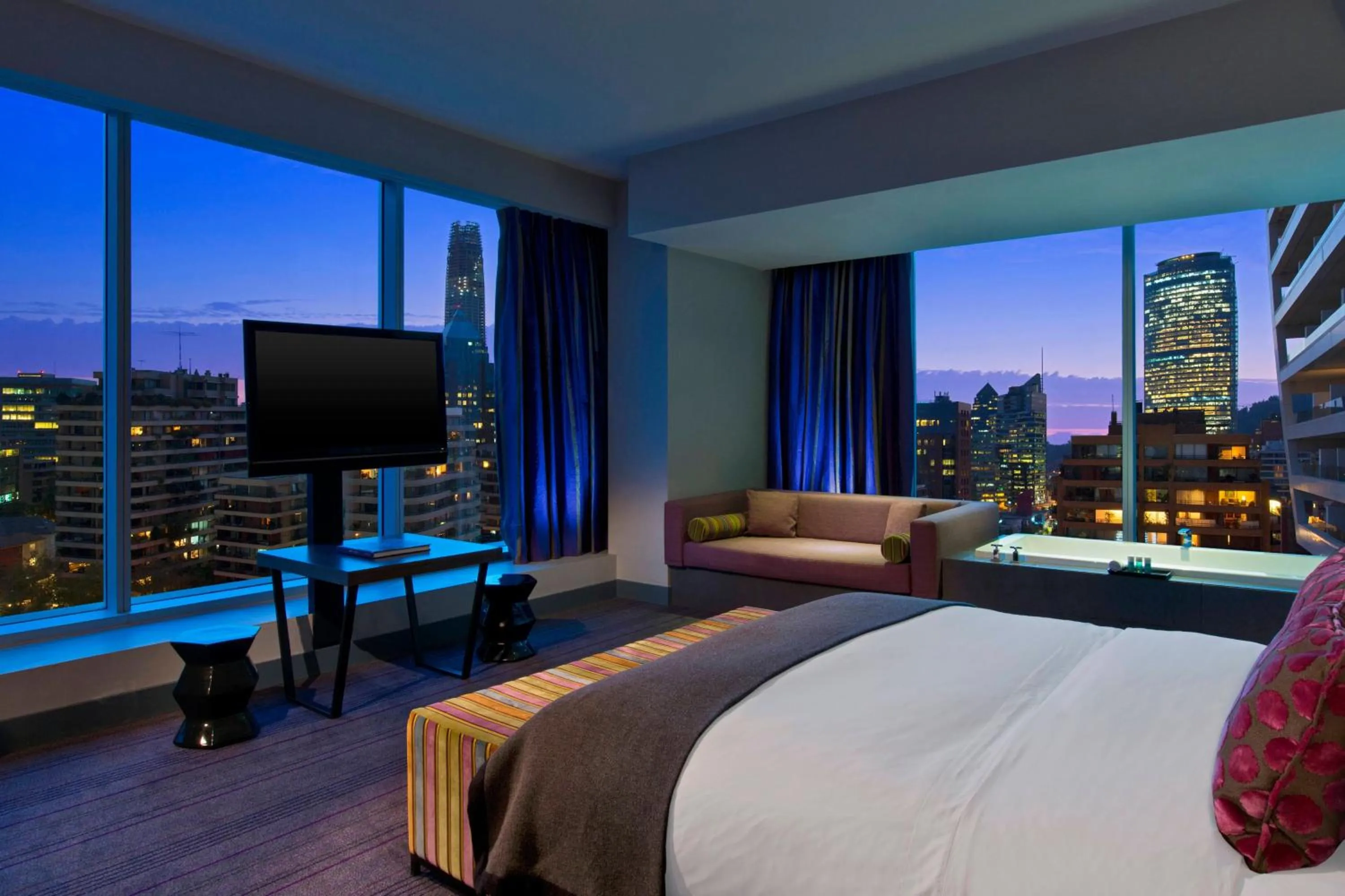 Photo of the whole room, Bed in W Santiago