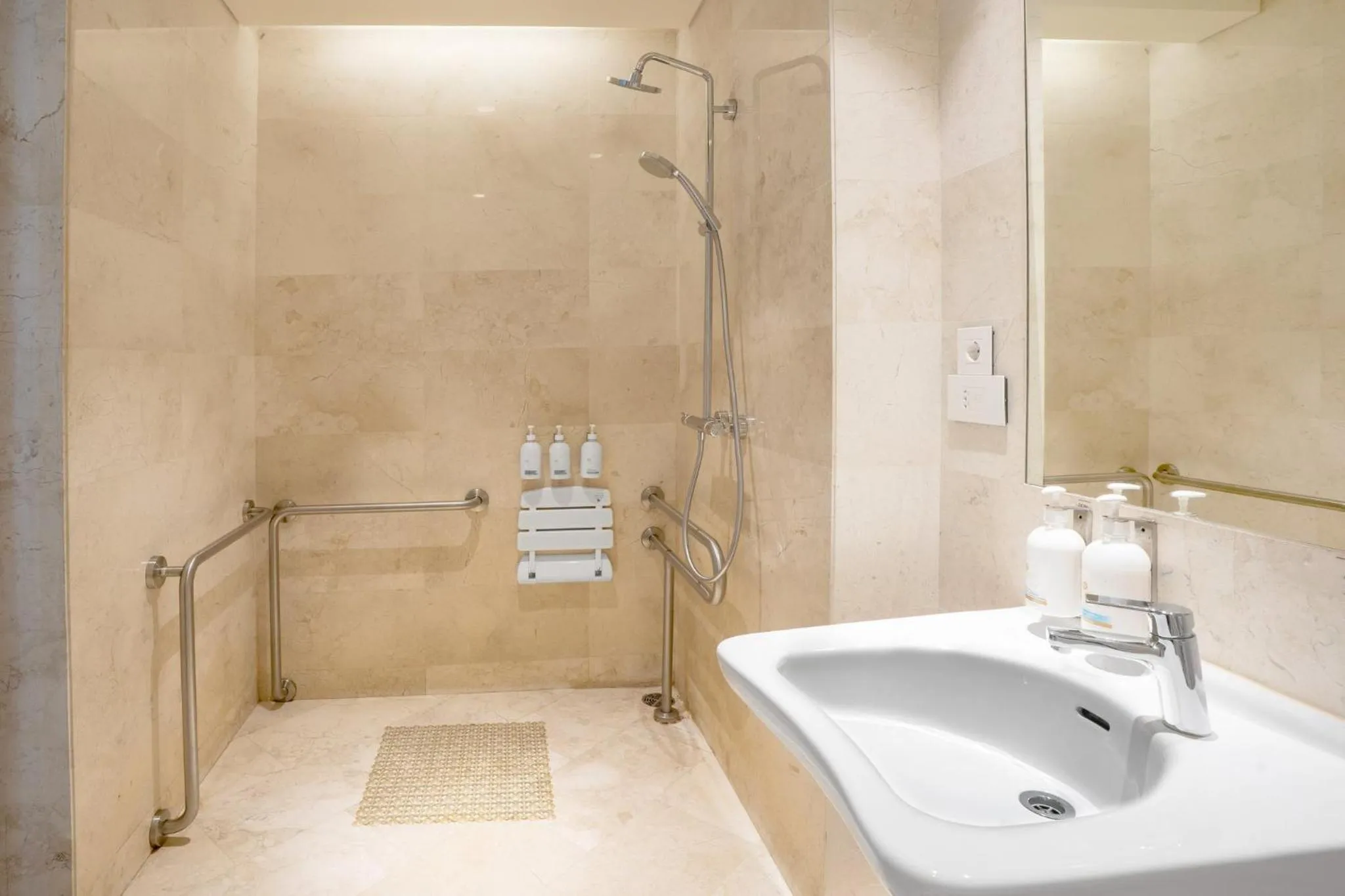 Photo of the whole room in Holiday Inn Resort Bali Nusa Dua by IHG