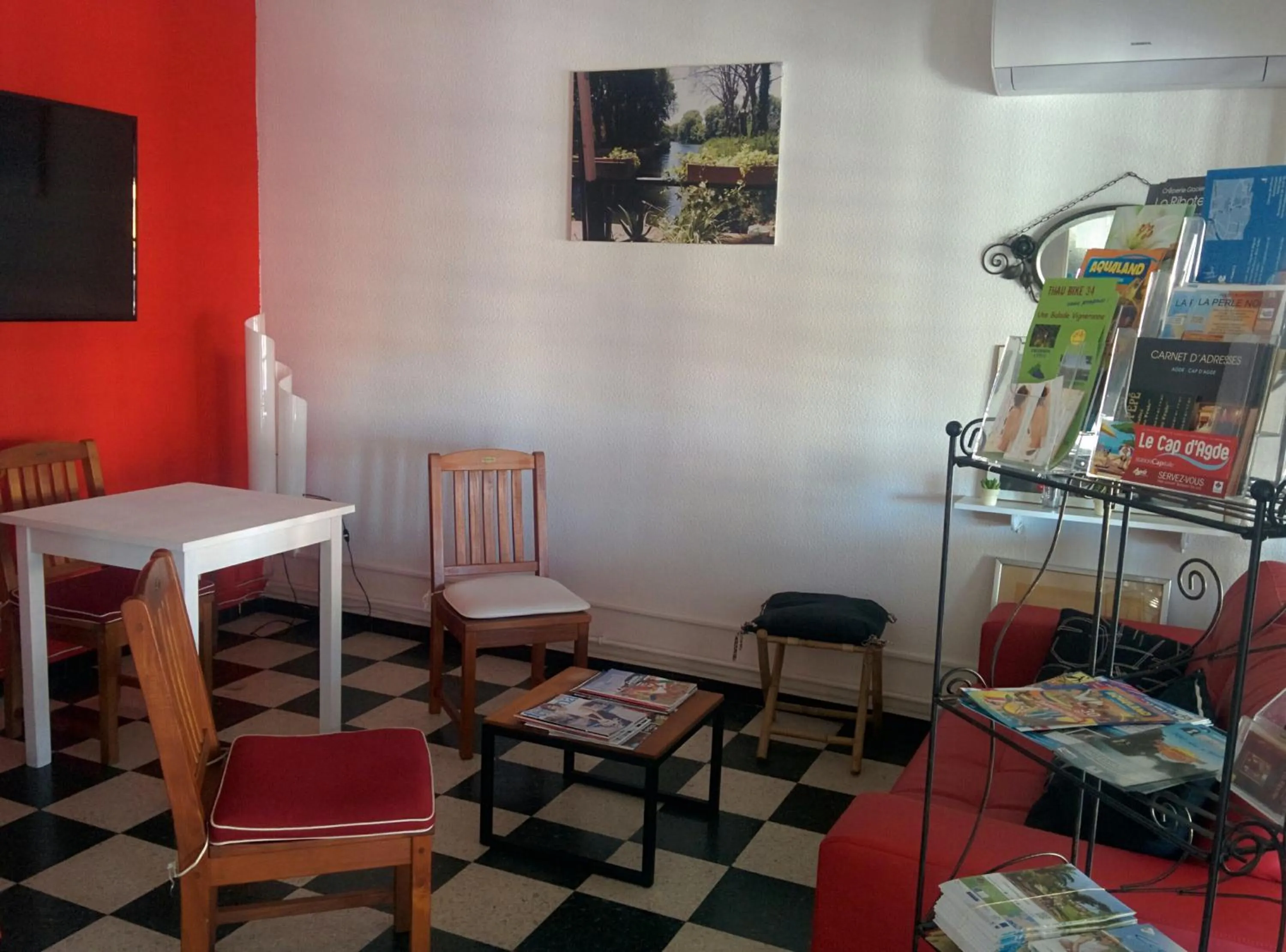 Communal lounge/ TV room in Hotel Araur