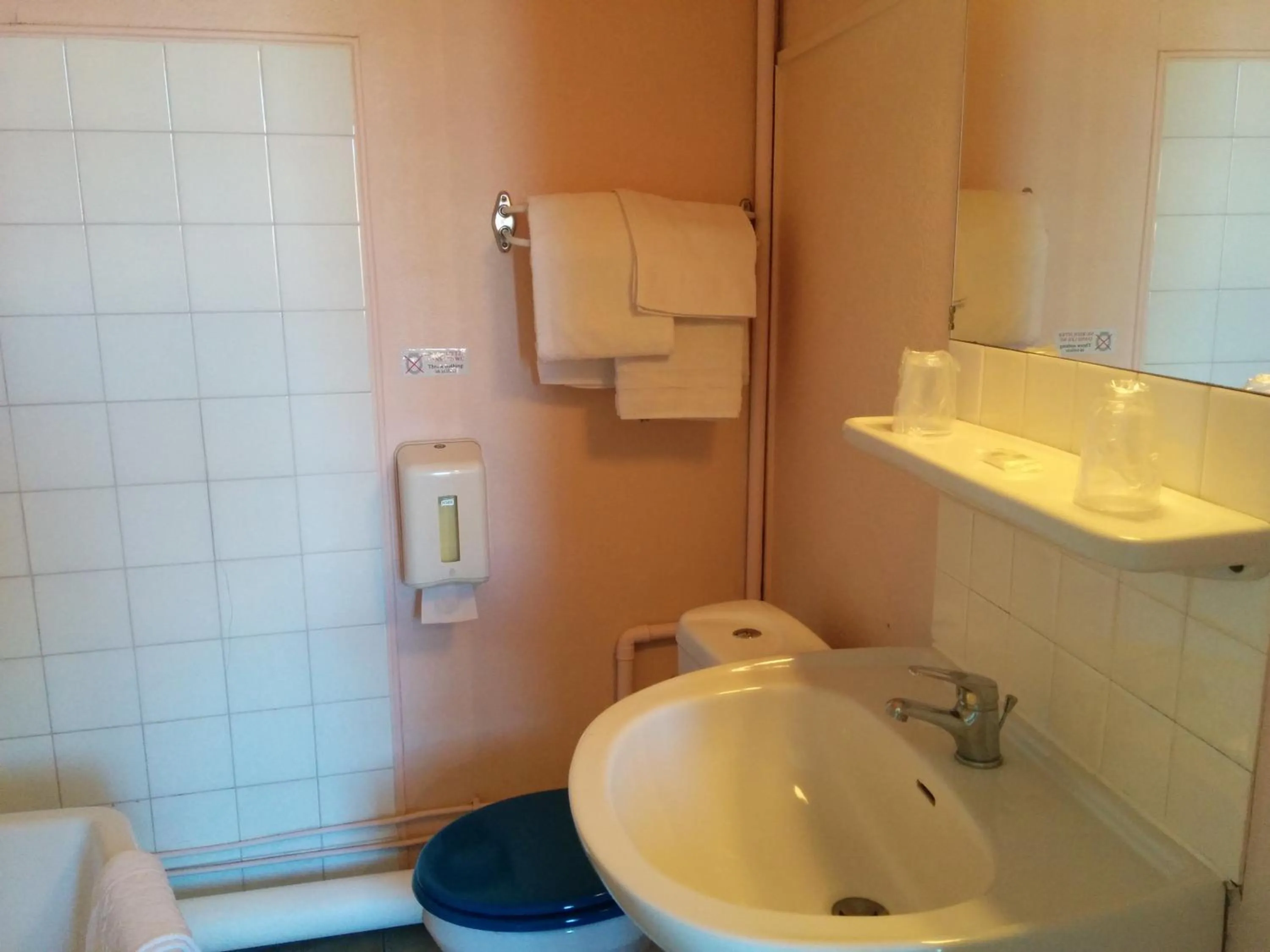 Bathroom in Hotel Araur