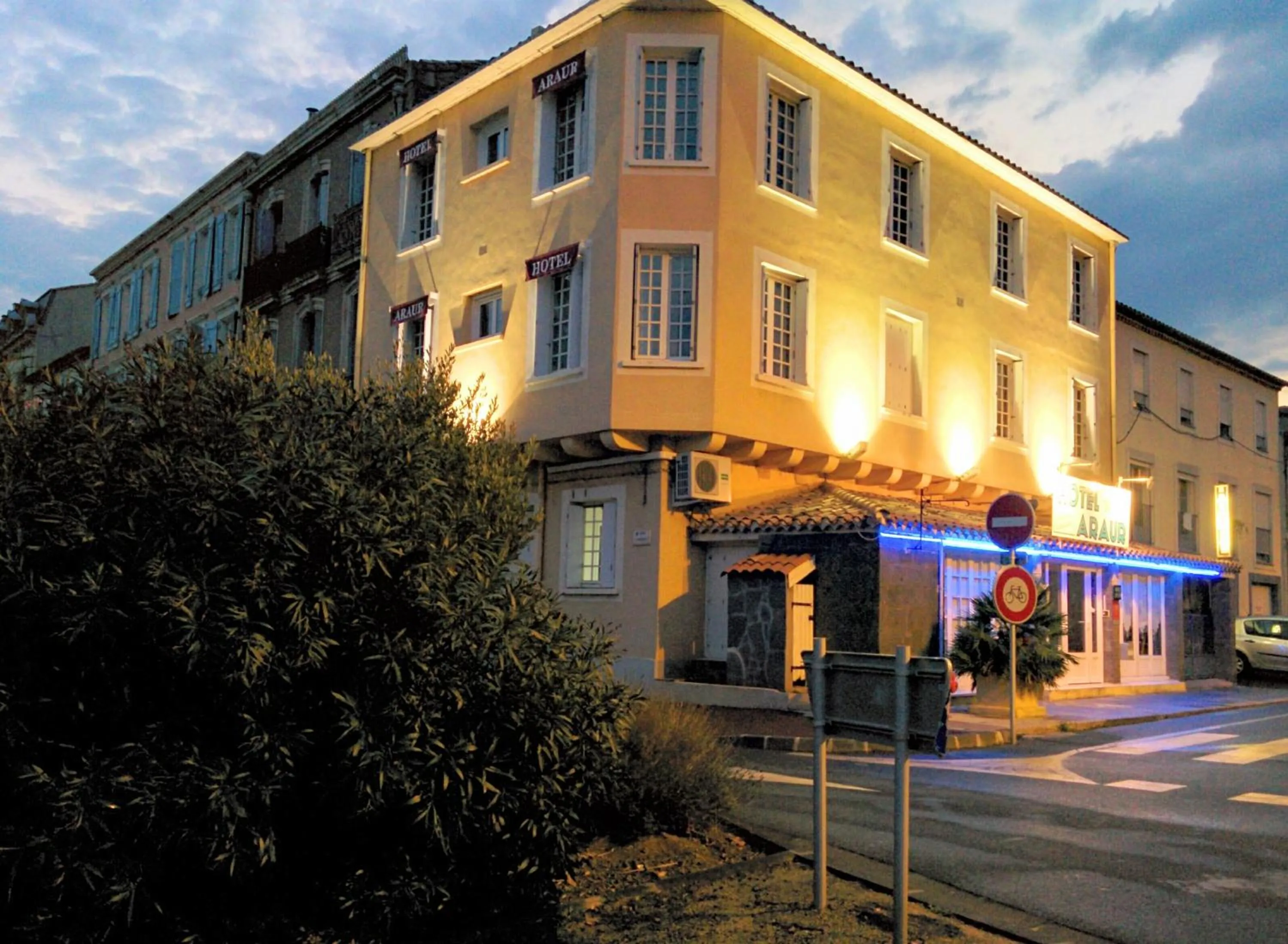 Facade/entrance in Hotel Araur