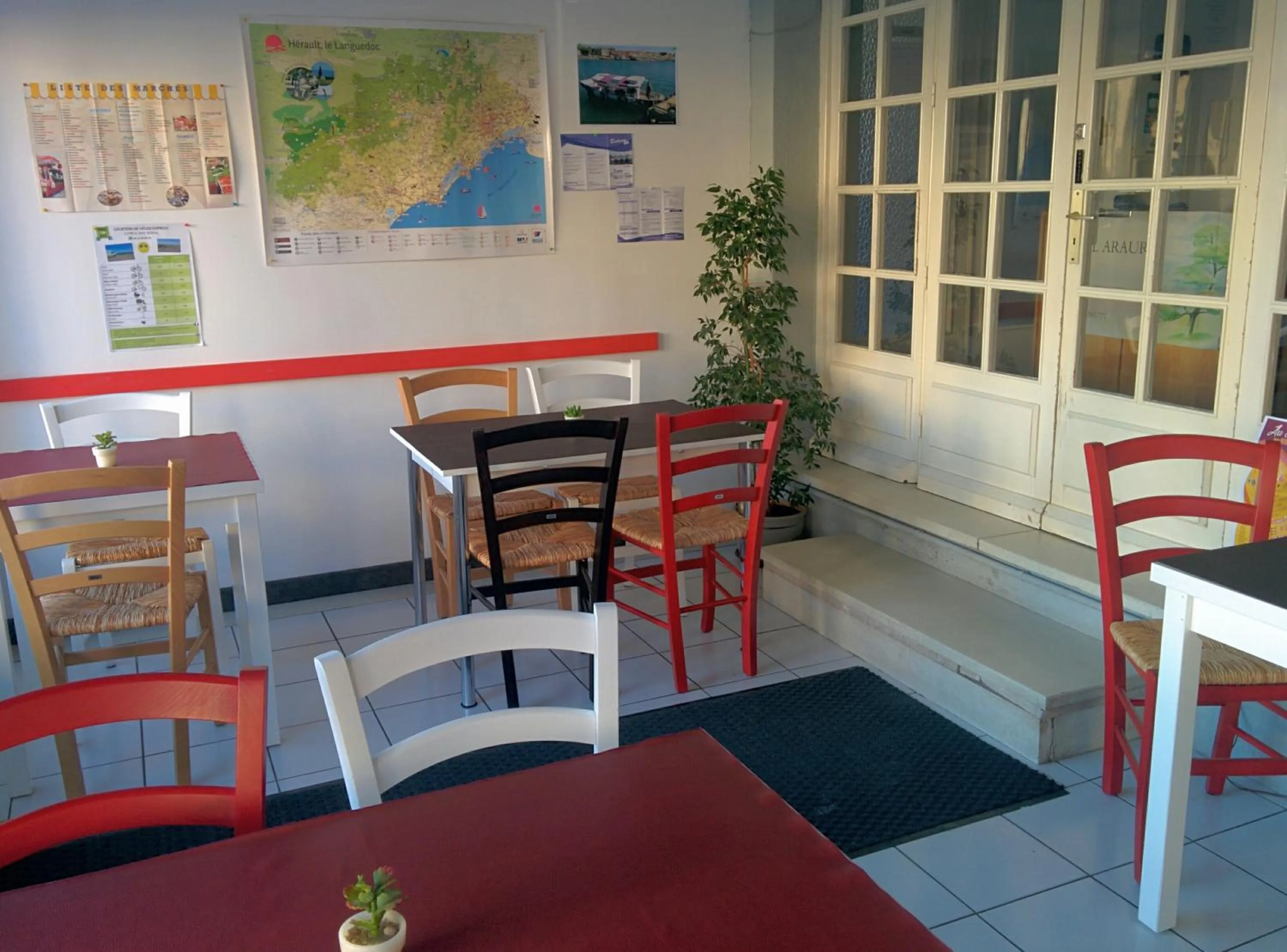 Restaurant/places to eat in Hotel Araur