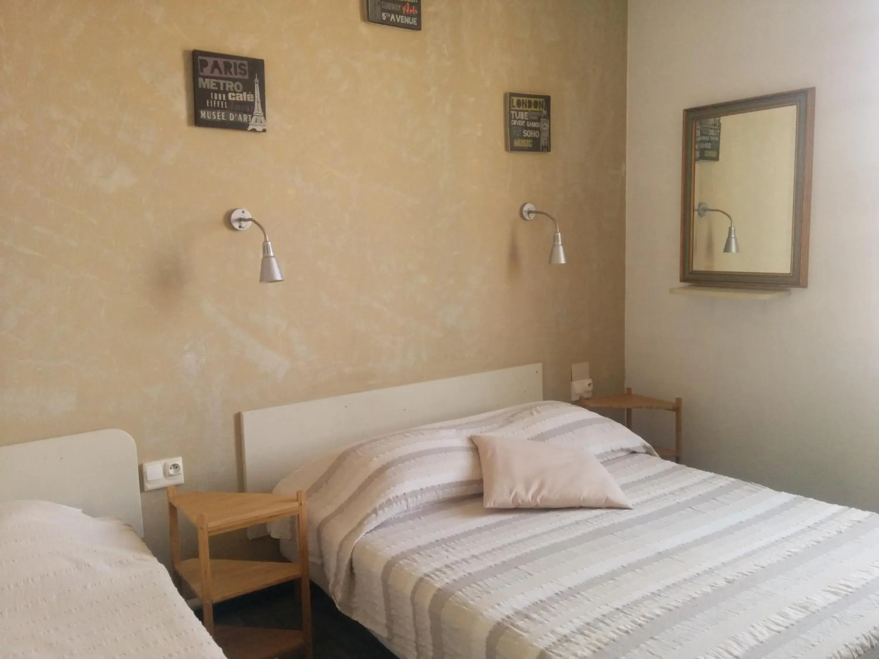 Triple Room in Hotel Araur Triple Room in Hotel Araur