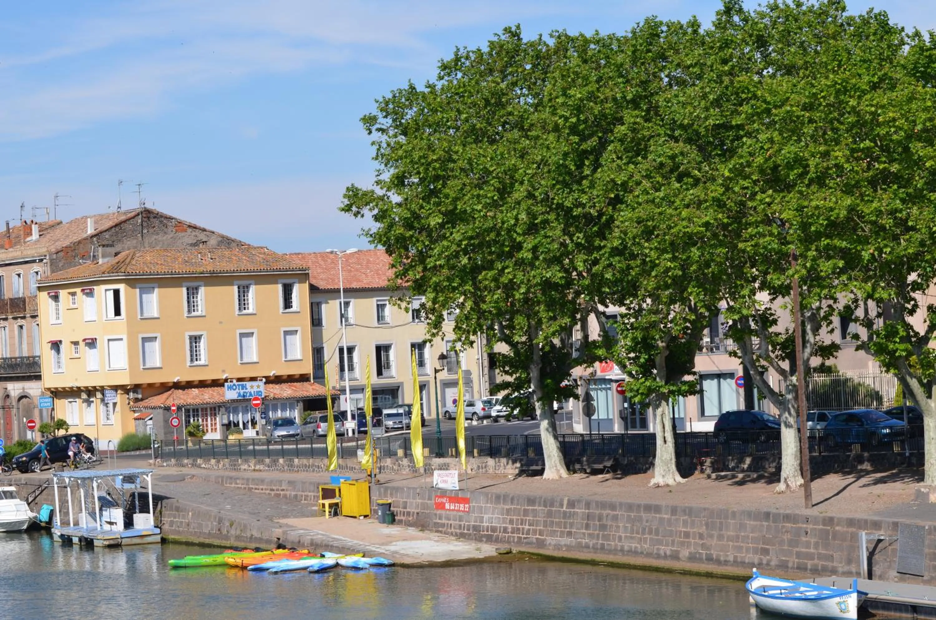Facade/entrance in Hotel Araur