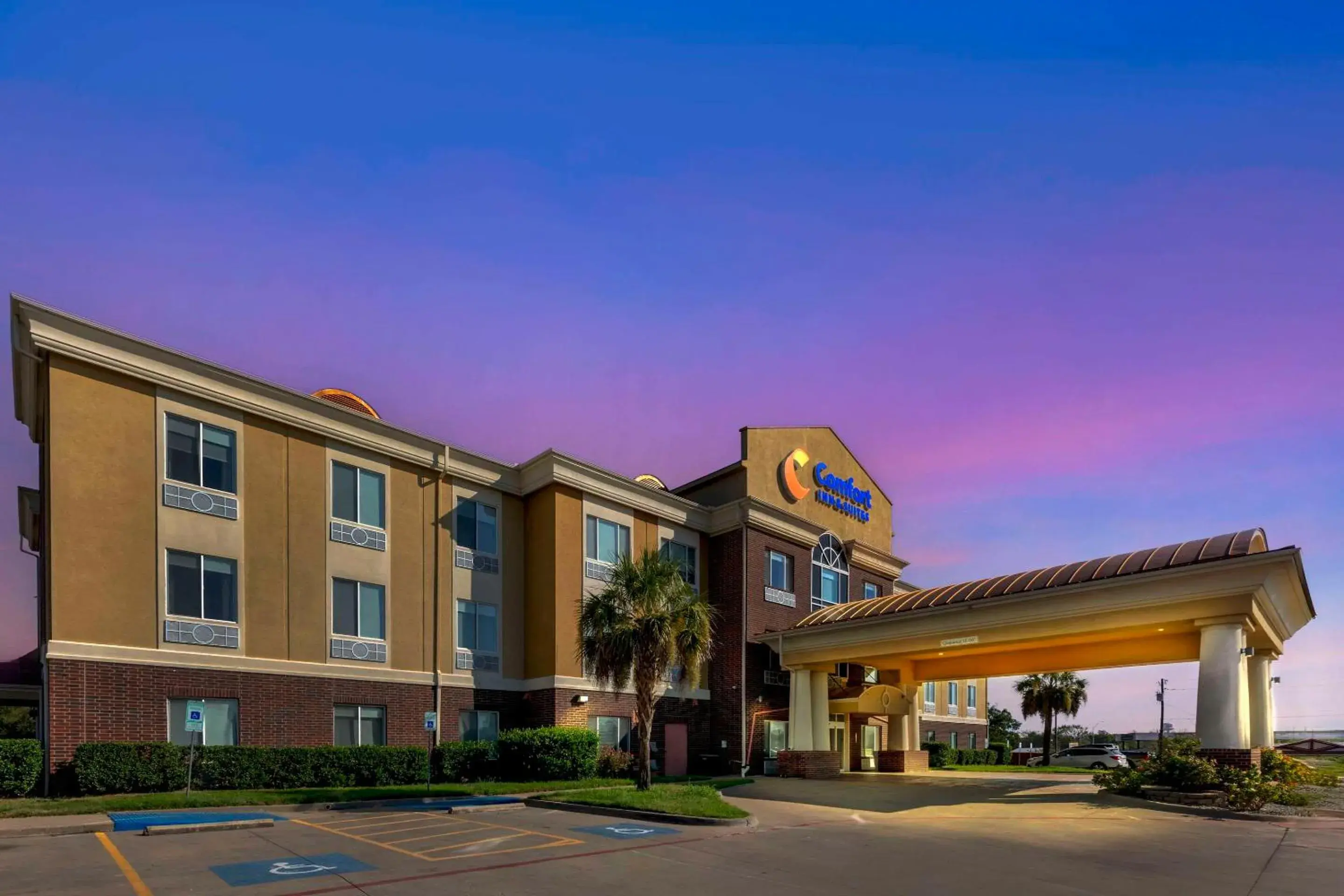 Property building in Comfort Inn & Suites Mexia Property building in Comfort Inn & Suites Mexia