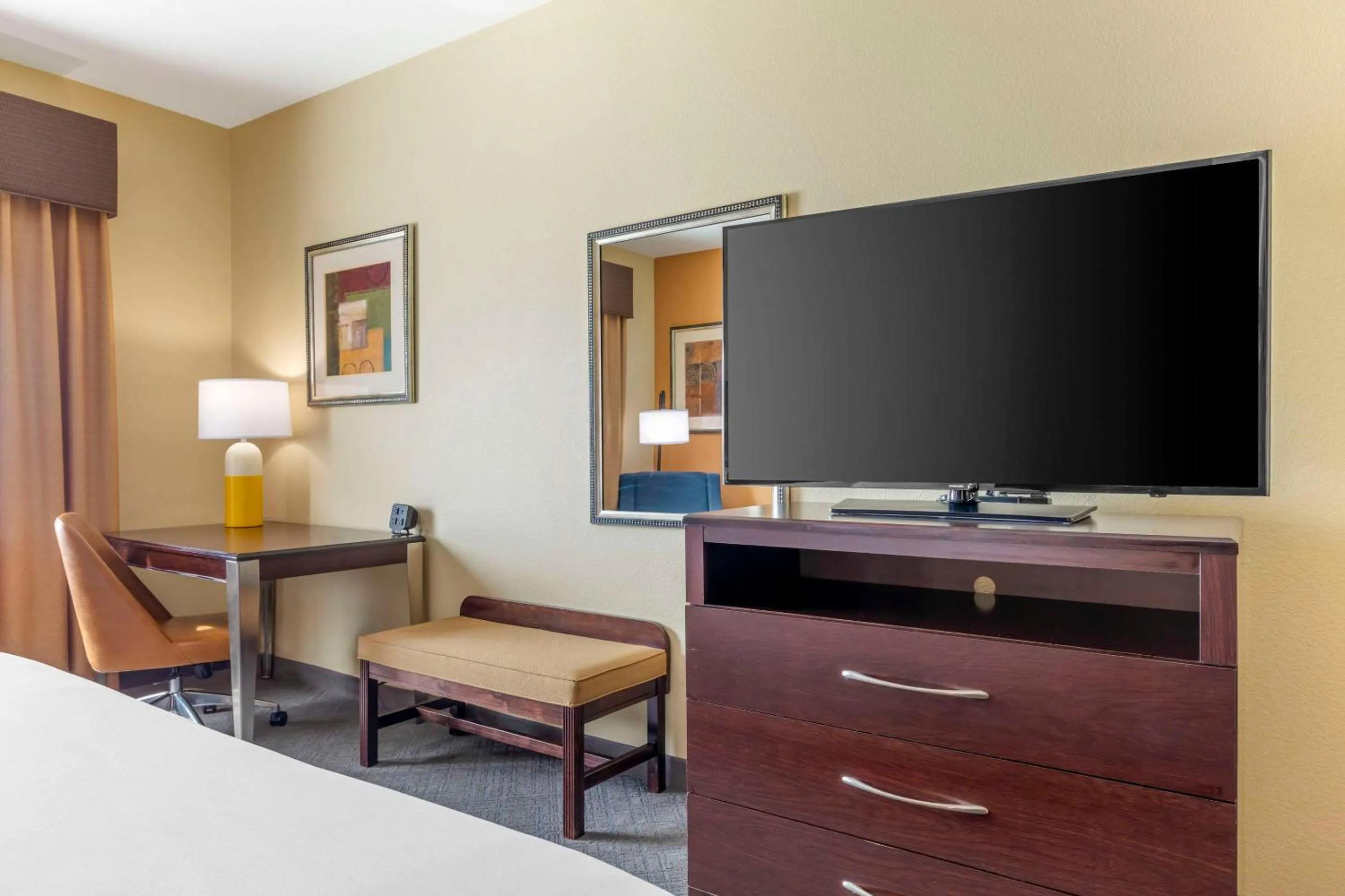Bedroom, Bed in Comfort Inn & Suites Mexia
