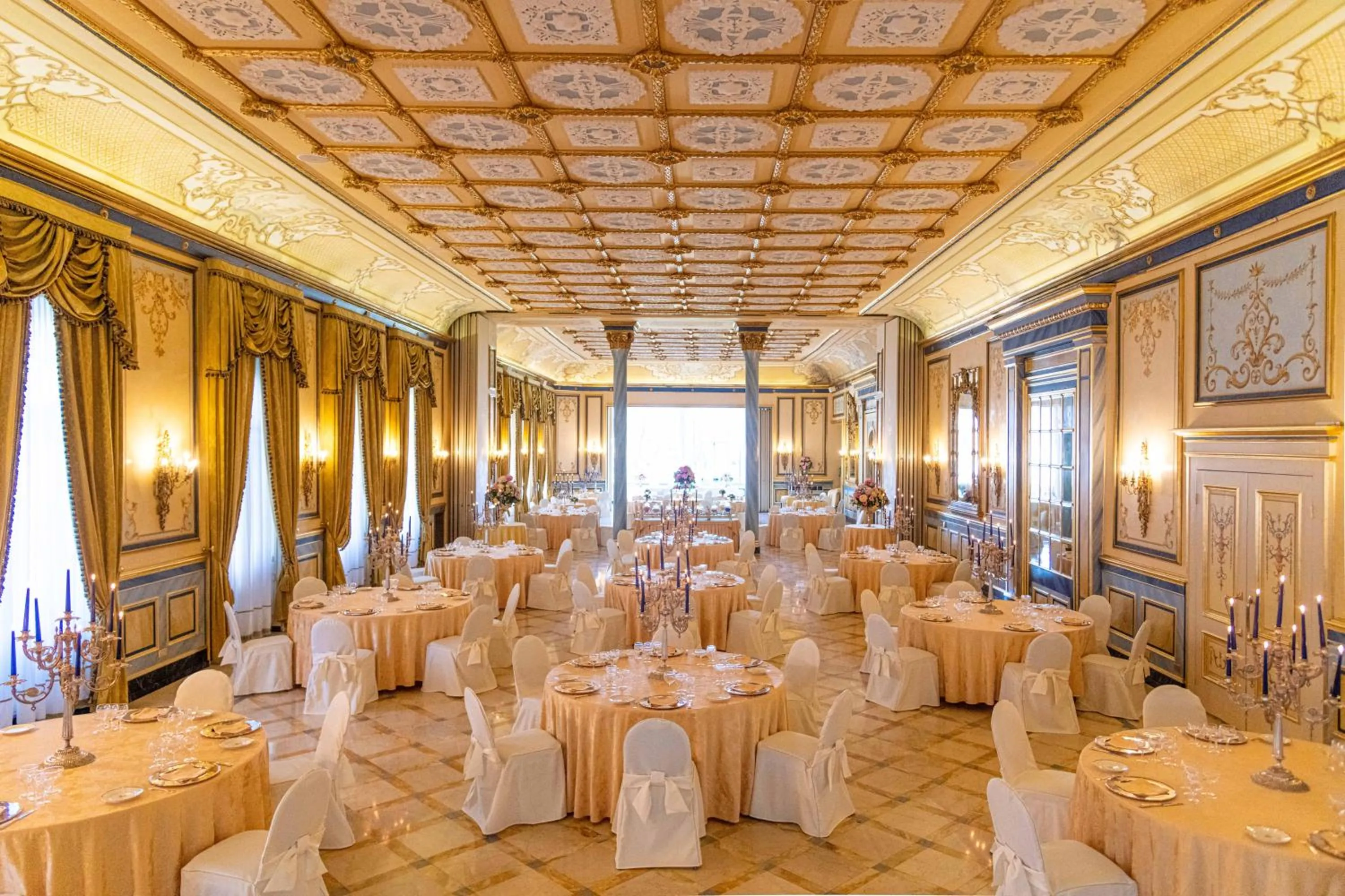 Restaurant/places to eat in Hotel Regina Palace