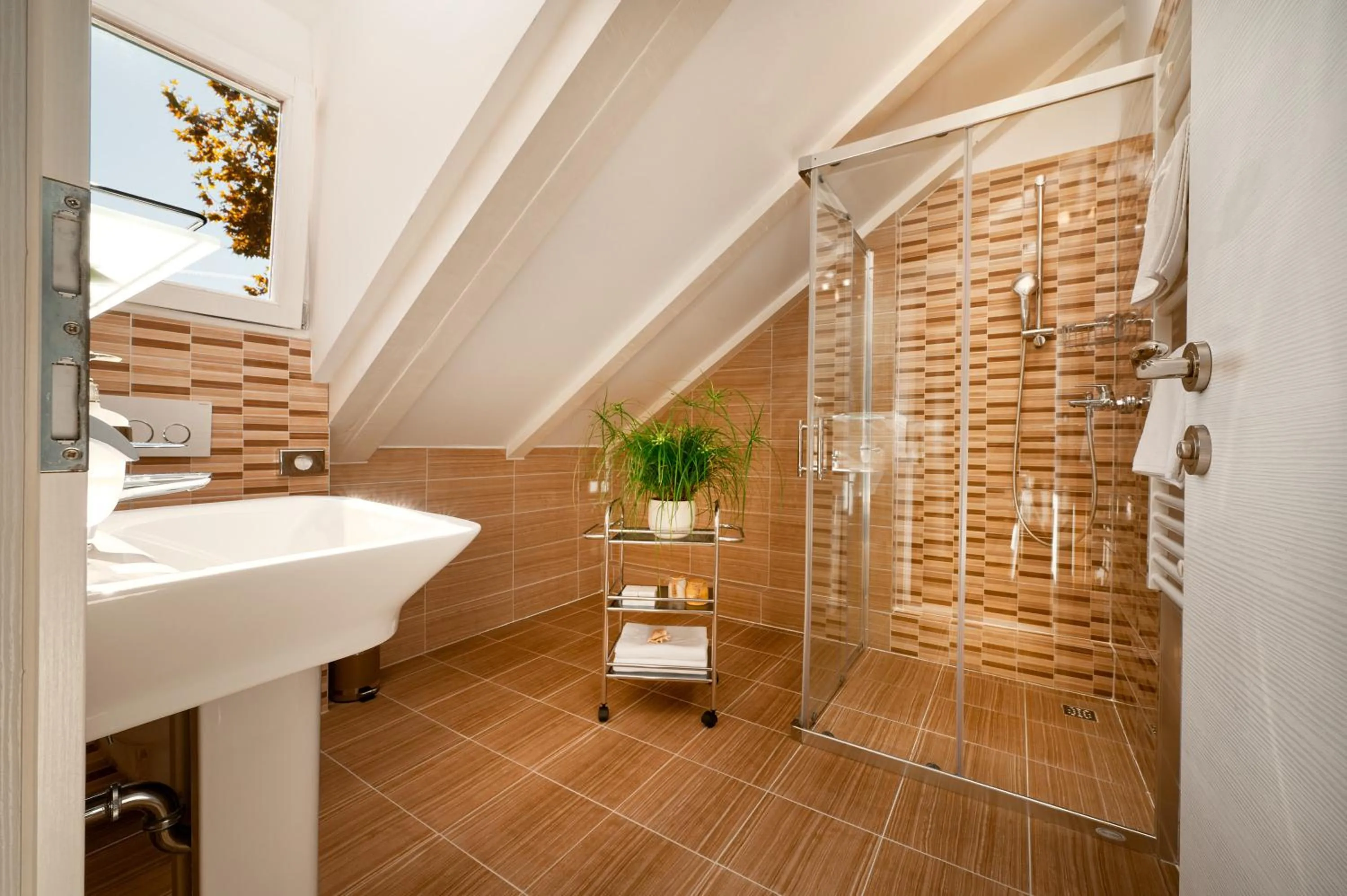 Shower in Lanterna Rooms