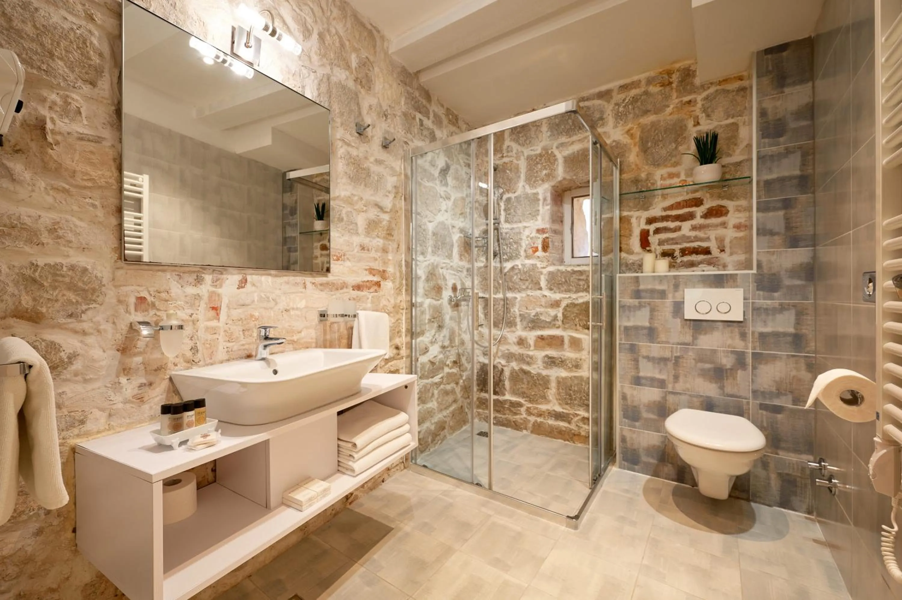 Shower in Lanterna Rooms