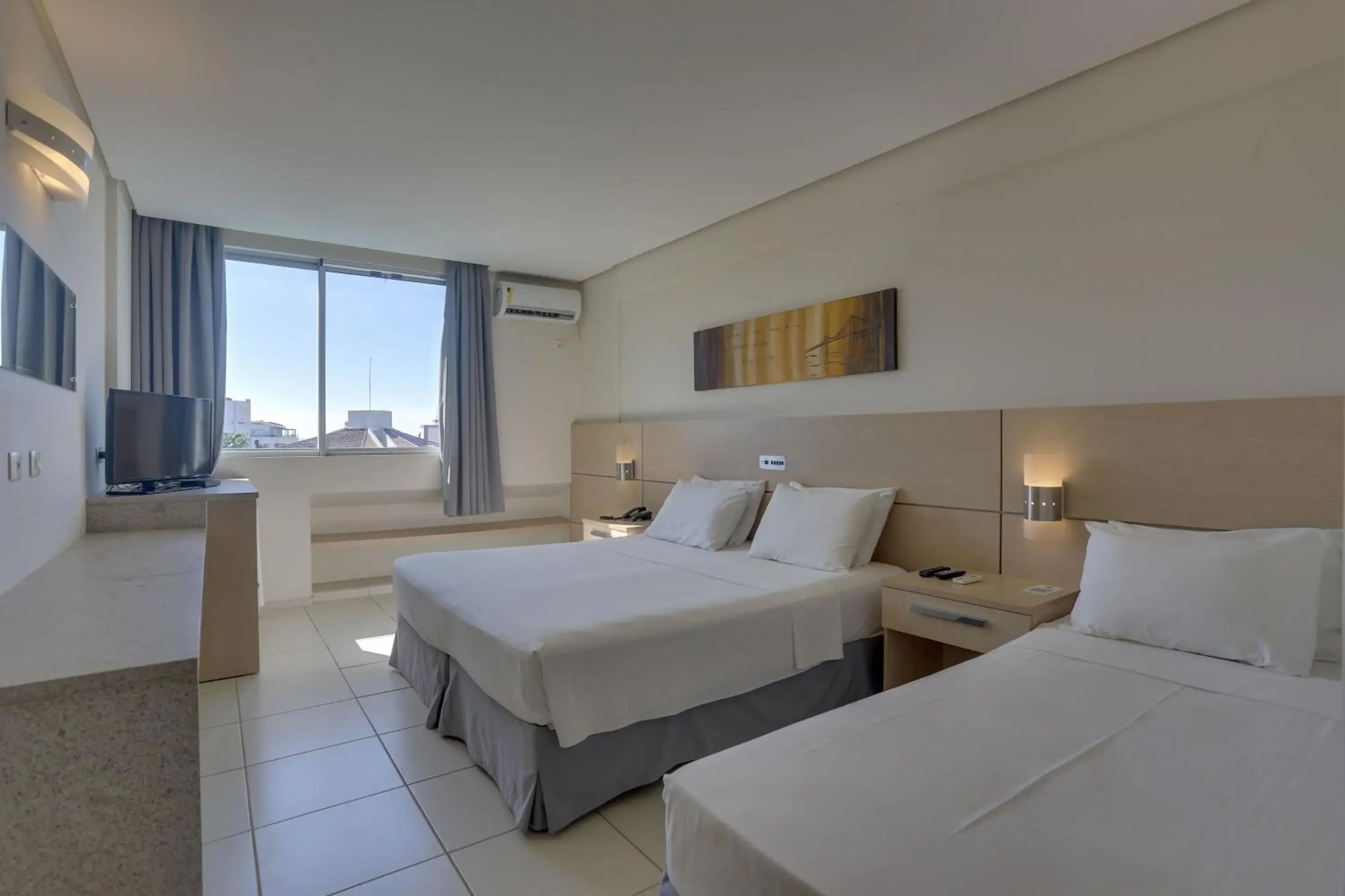 Superior Family Room in Hotel Porto Sol Ingleses Superior Family Room in Hotel Porto Sol Ingleses