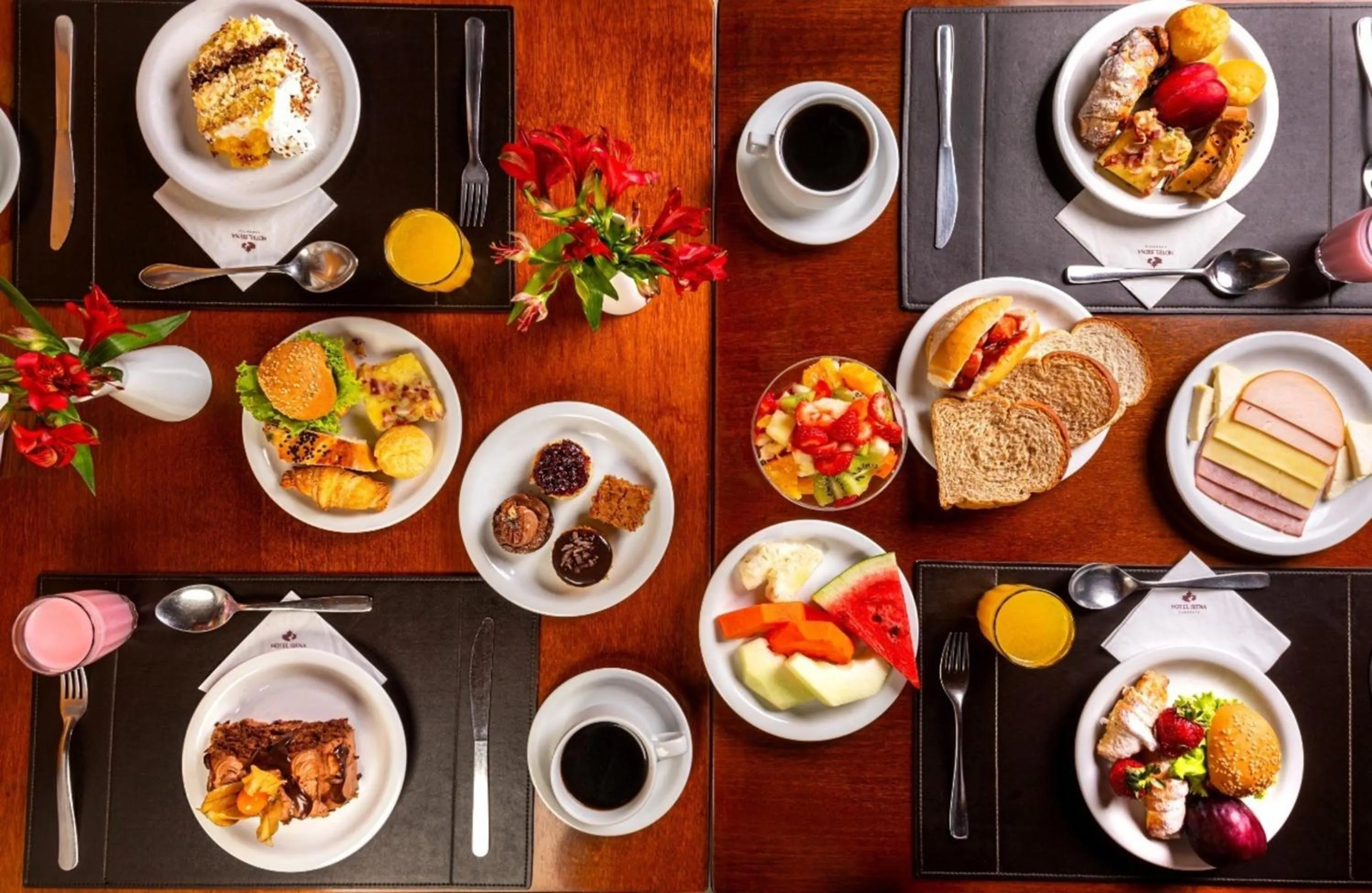 Breakfast in Hotel Laghetto Siena Gramado