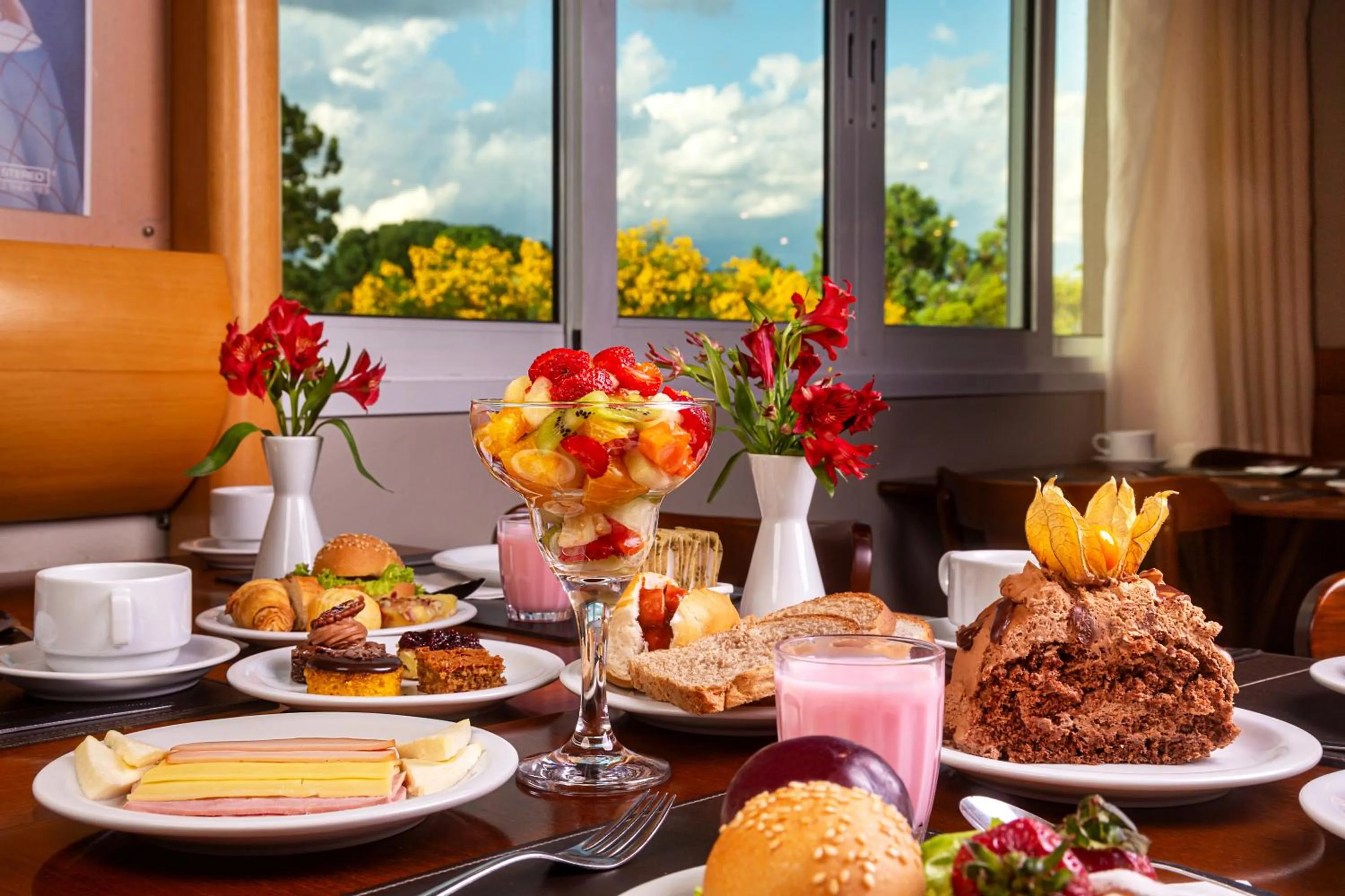 Breakfast in Hotel Laghetto Siena Gramado