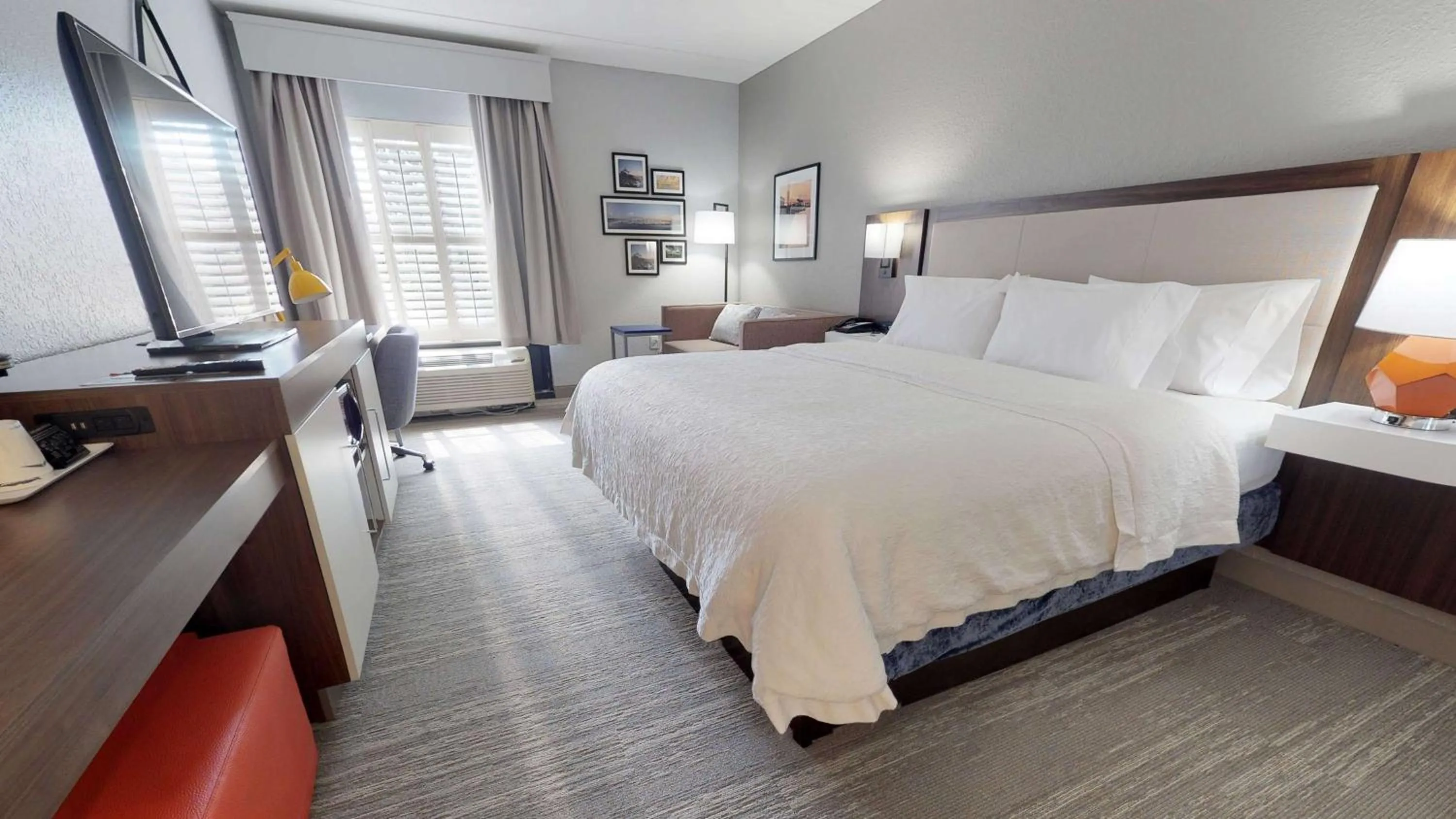 Bedroom, Bed in Hampton Inn St. Simons Island