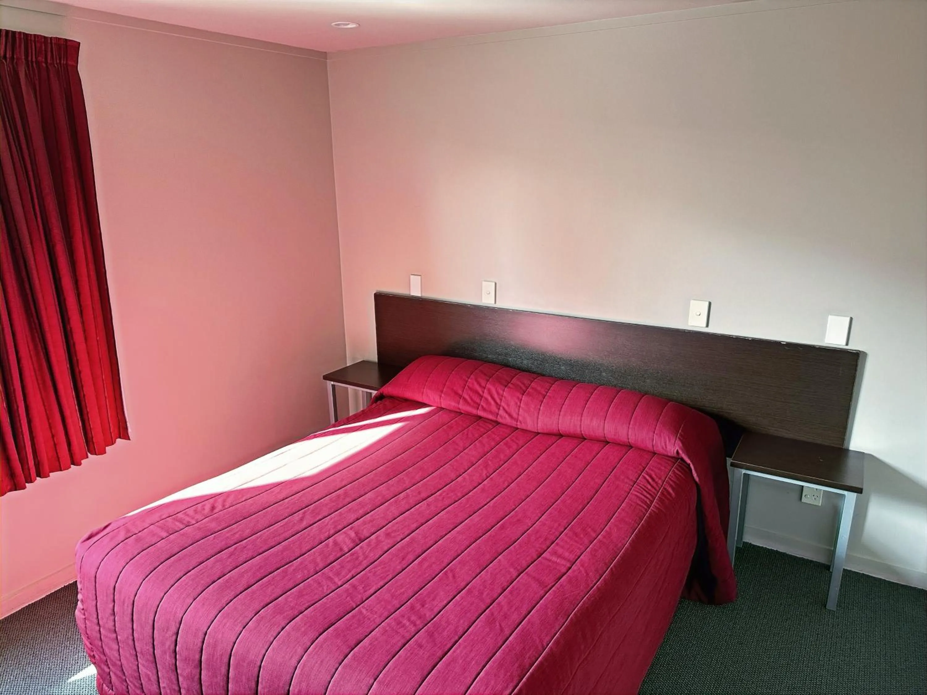 Bedroom, Bed in Arena Lodge