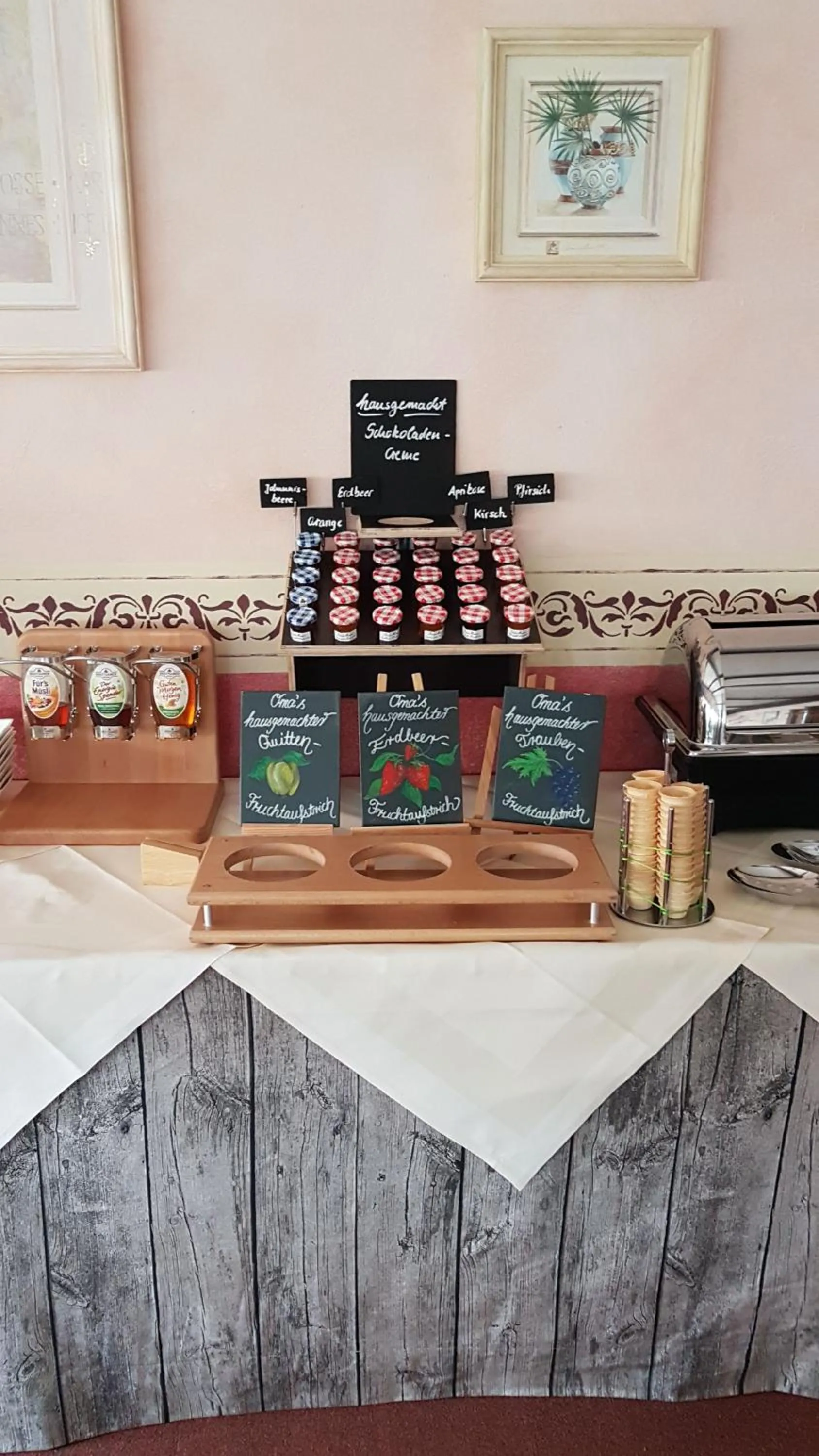 Breakfast in Landhotel Garni Knittelsheimer Mühle